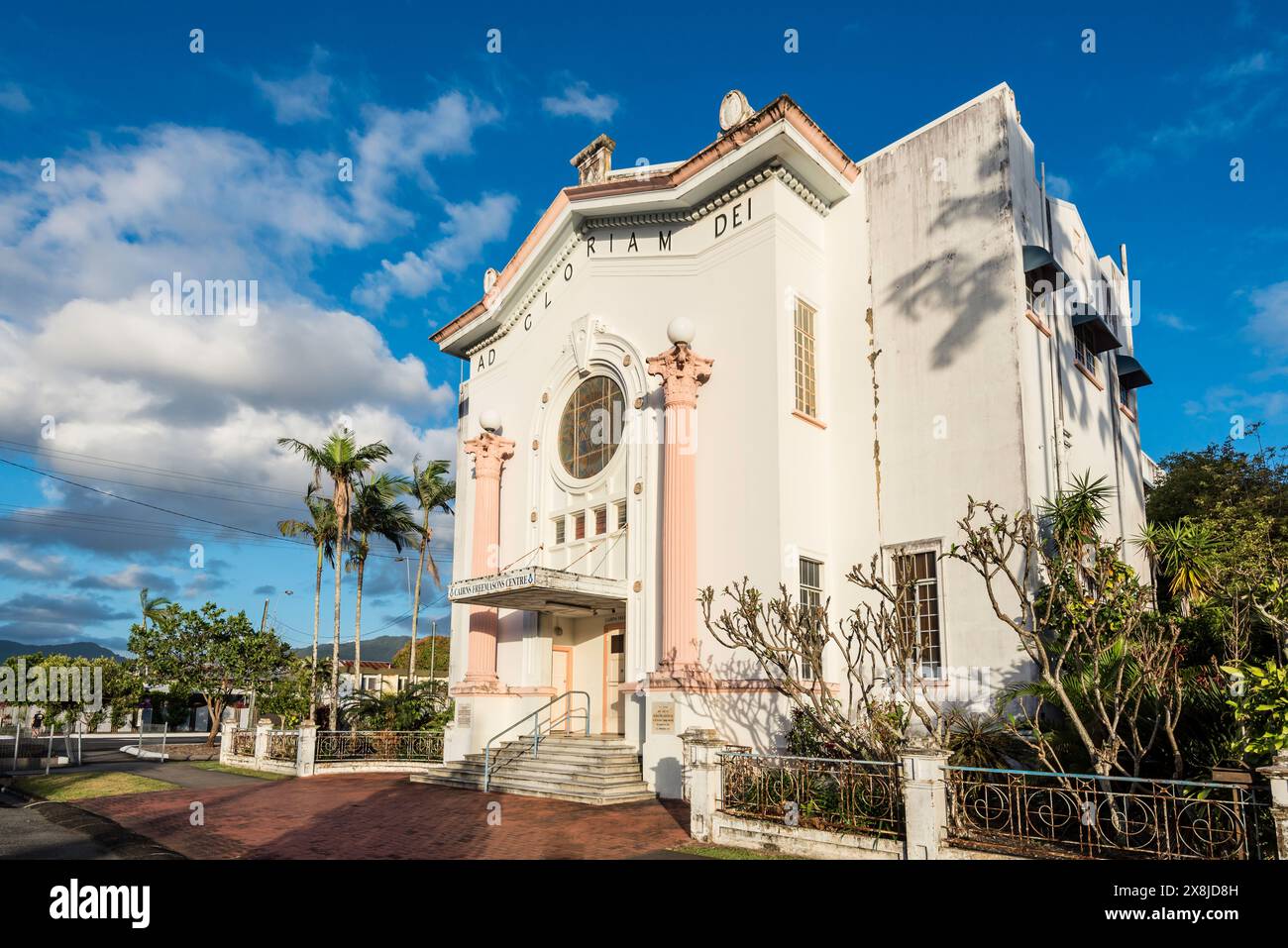 Cairns Masonic Temple est un ancien temple maçonnique construit au milieu des années 1930, classé au patrimoine de Cairns City, Queensland, maintenant propriété de l'Église catholique Banque D'Images