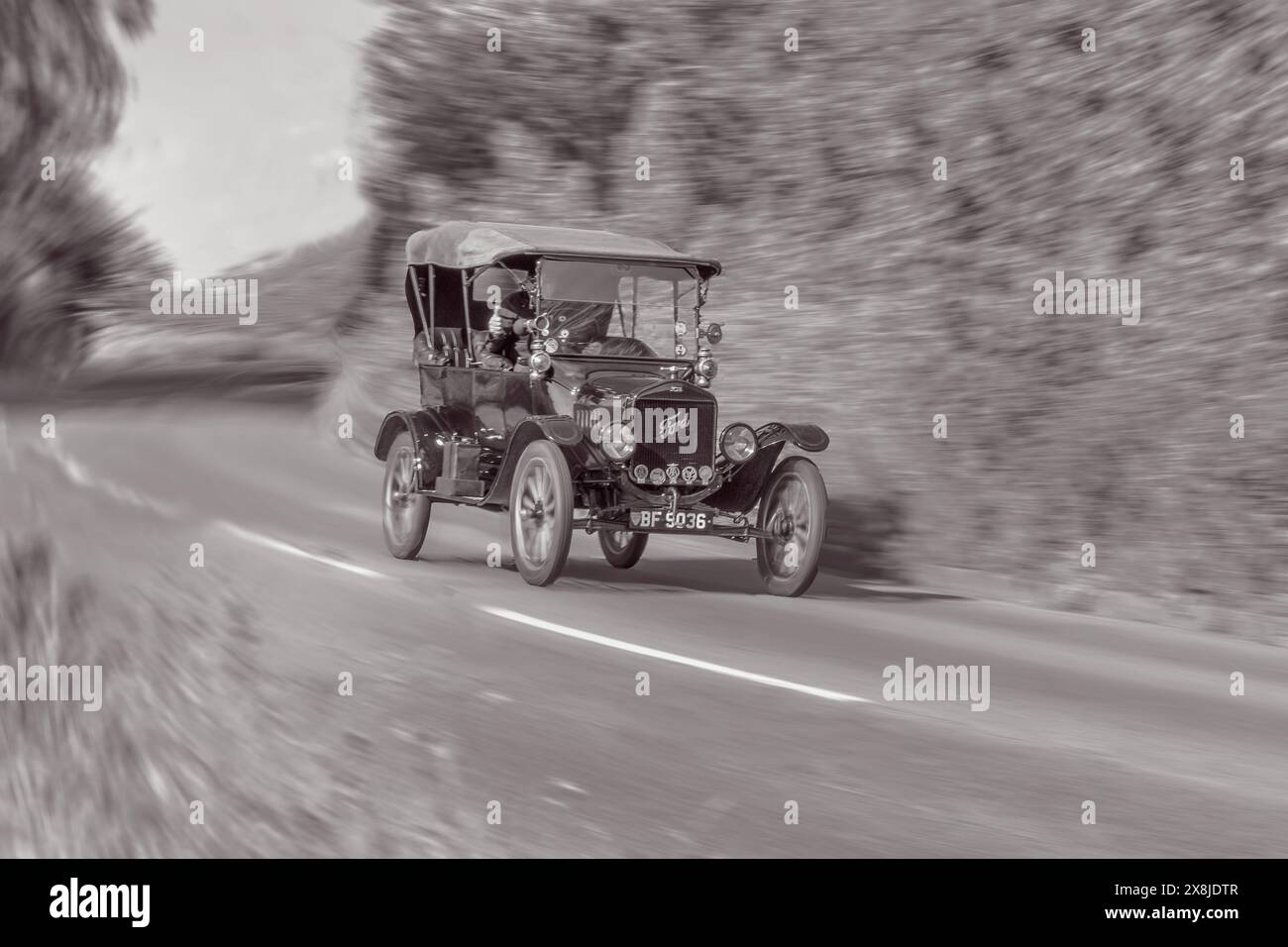 Ford Model T conduisant sur une route de campagne anglaise Banque D'Images