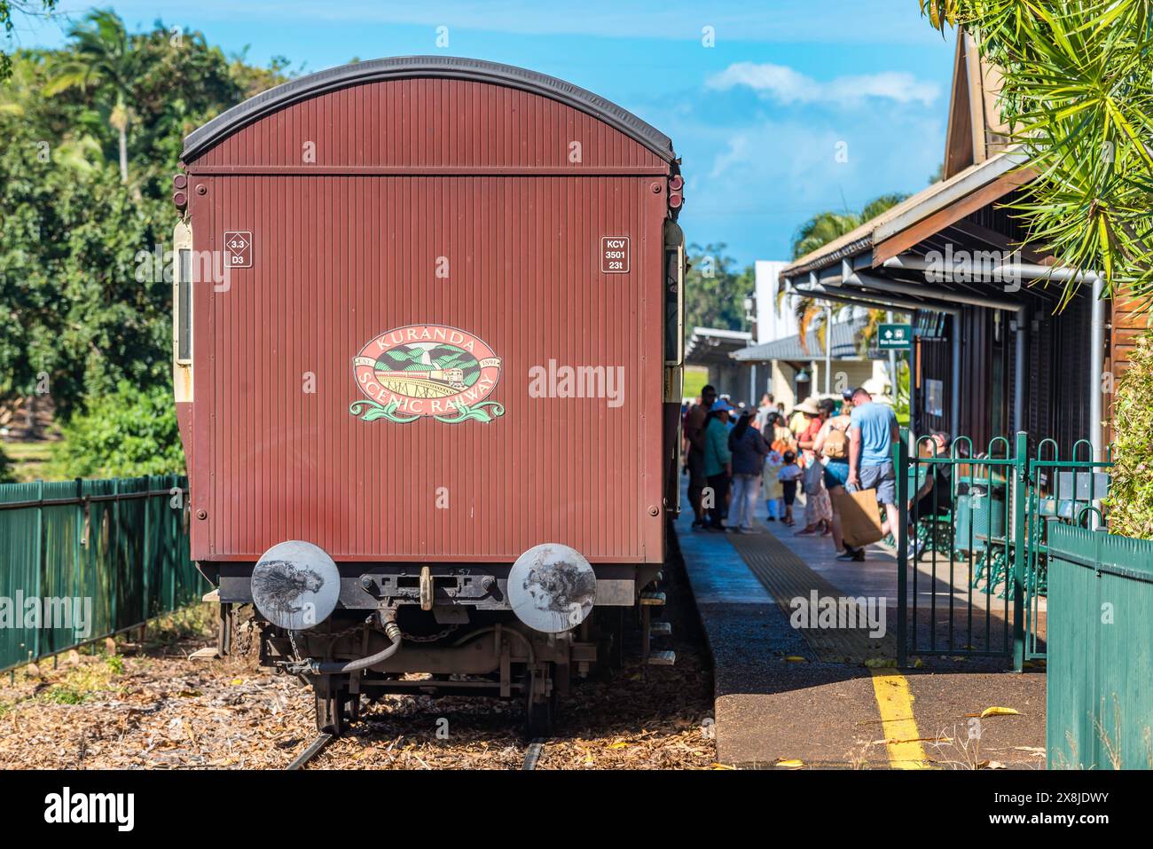 Les gens descendent du train à la gare de Freshwater. Le Kuranda Scenic Railway relie Kuranda à Cairns dans le nord du Queensland, en Australie Banque D'Images