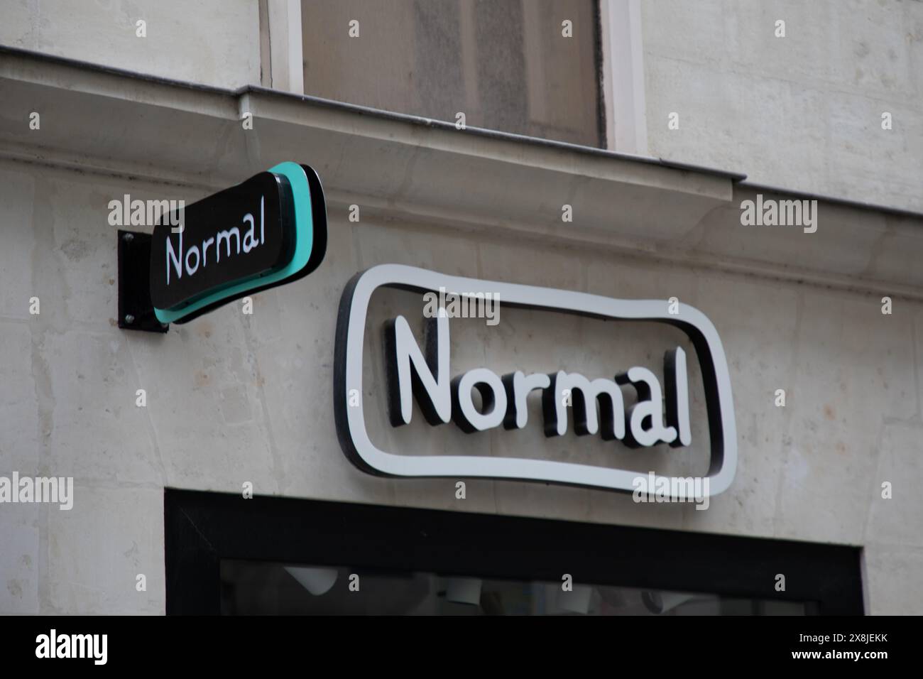 nantes , France - 05 22 2024 : signe de marque normal et texte logo sur la façade entrée supermagasin magasin régulier bâtiment de magasin à faible coût vente au détail ordinaire Banque D'Images nantes , France - 05 22 2024 : signe de marque normal et texte logo sur la façade entrée supermagasin magasin régulier bâtiment de magasin à faible coût vente au détail ordinaire Banque D'Images