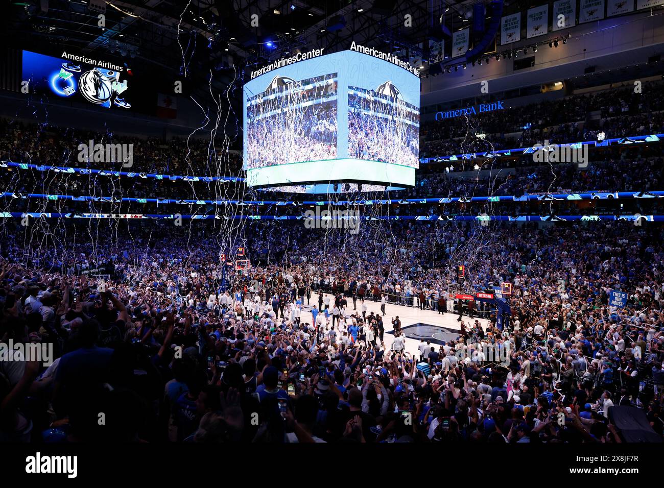 NBA fans cheer as celebration streamers fall from the top of American Airlines Center during postgame celebration after the Mavs winning Game 6 of the NBA basketball second-round playoff series between the Oklahoma City Thunder and the Dallas Mavericks, Saturday, May 18, 2024, in Dallas. (Matt Patterson via AP) Banque D'Images