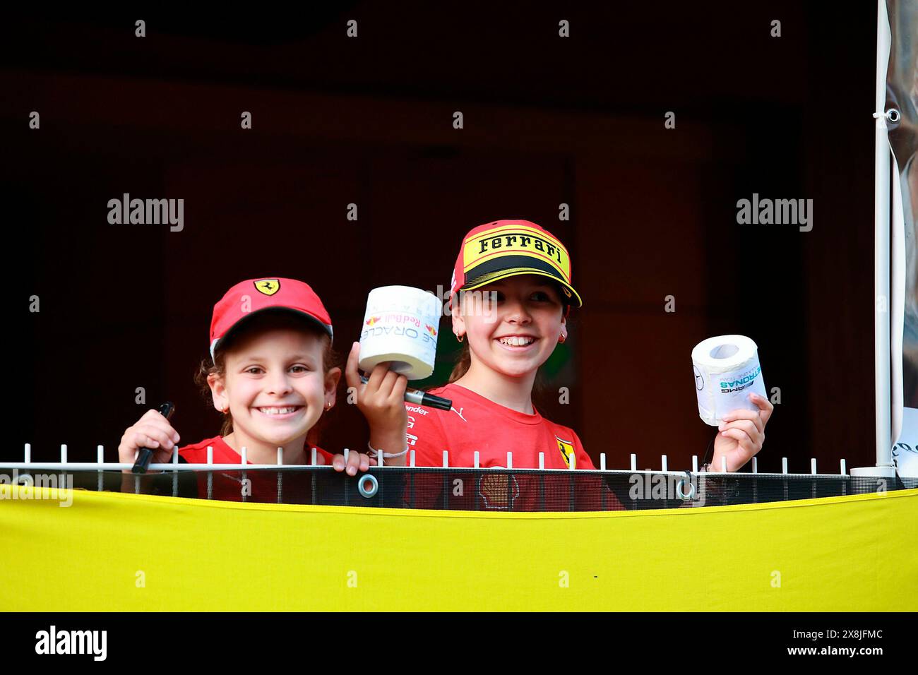 26 mai 2024, circuit de Monaco, Monte Carlo, Grand Prix de formule 1 Monaco 2024, sur la photo deux fans de Ferrari, d'une part un rouleau de papier toilette de Mercedes, d'autre part un de Red Bull. Banque D'Images