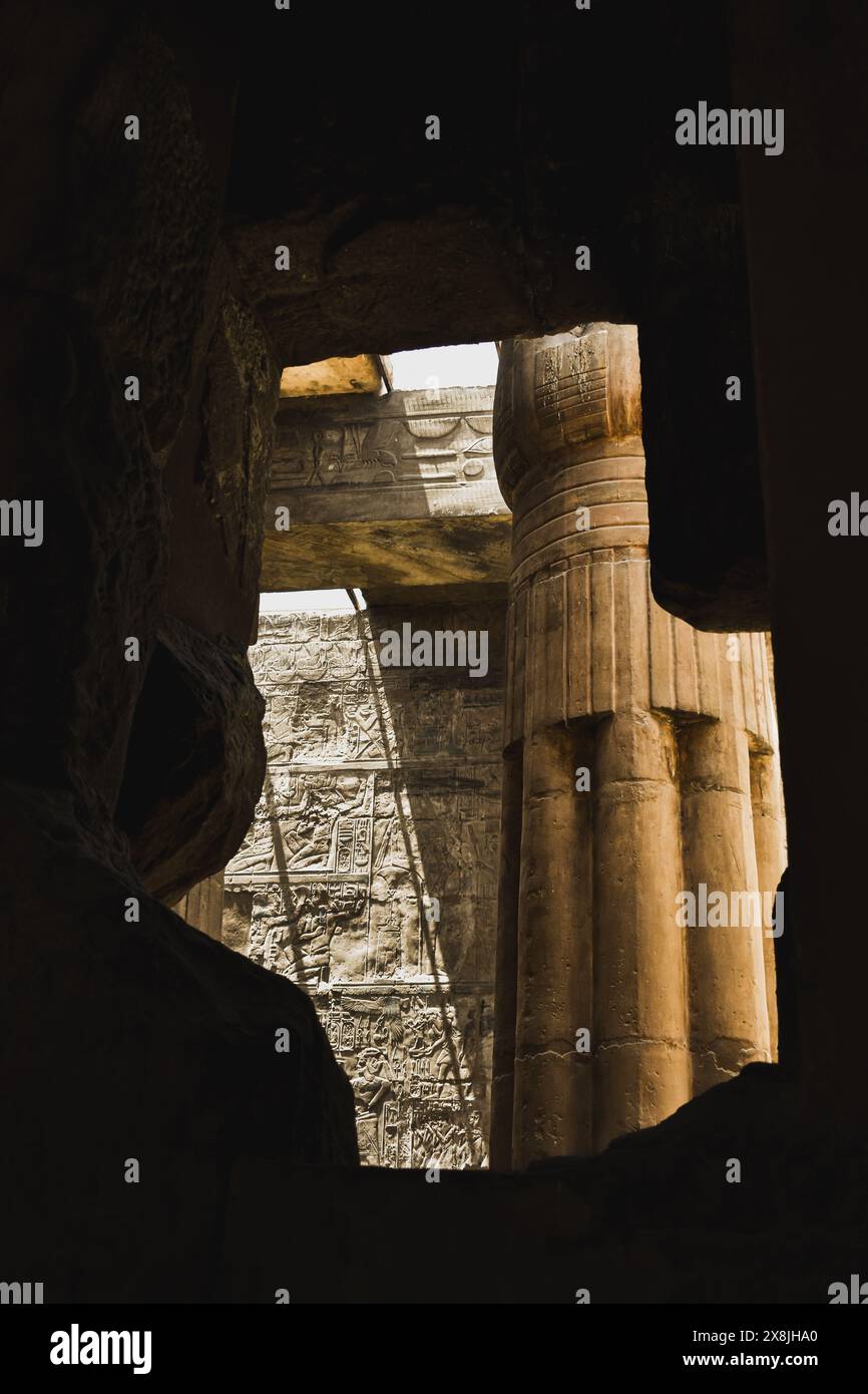 Une colonne et un mur plein de hiéroglyphes dans le temple de Louxor (Egypte) Banque D'Images