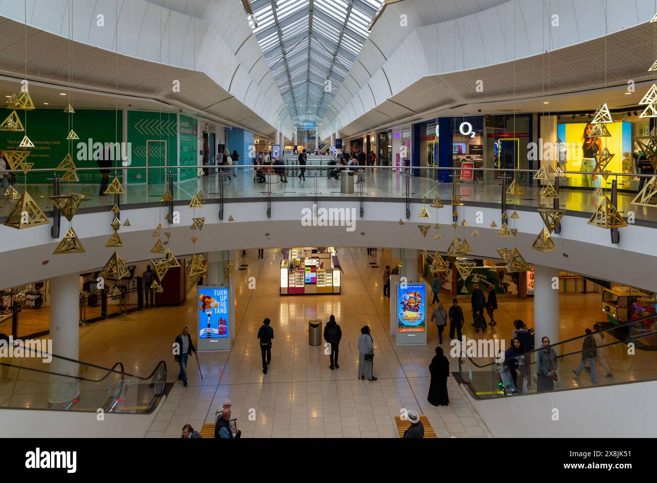 Les gens et les magasins à l'intérieur du centre commercial Lakeside, West Thurrock, Essex, Angleterre, Royaume-Uni Banque D'Images