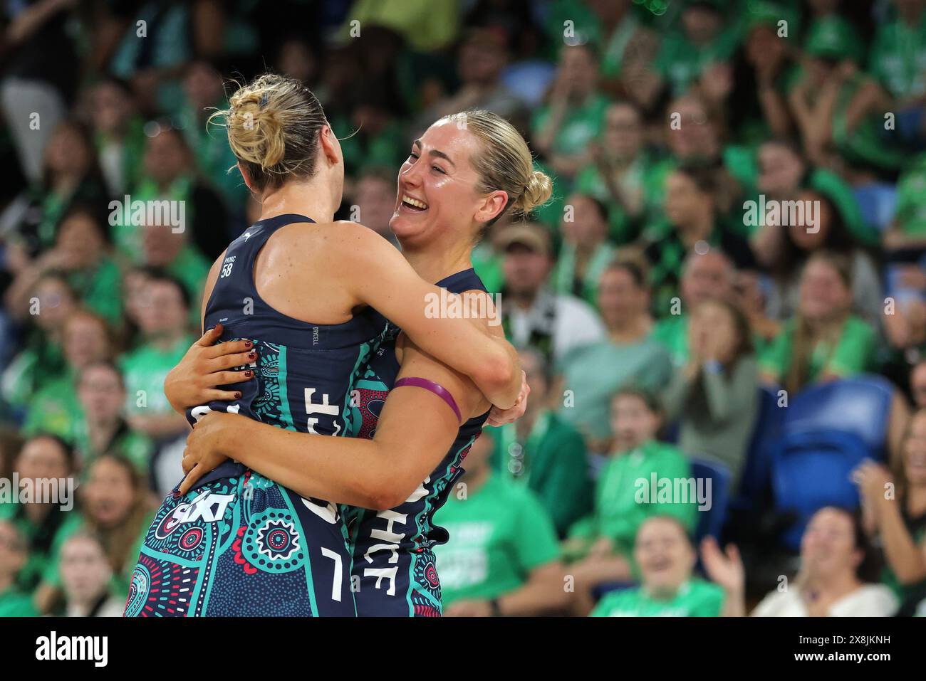 Perth, Australie. 26 mai 2024. Kiera Austin et Sophie Garbin des Vixens célèbrent après avoir remporté le match de Super Netball Round 7 entre la West Coast Fever et les Melbourne Vixens au RAC Arena de Perth, dimanche 26 mai 2024. (AAP image/Richard Wainwright) PAS D'ARCHIVAGE, USAGE ÉDITORIAL UNIQUEMENT crédit : Australian Associated Press/Alamy Live News Banque D'Images