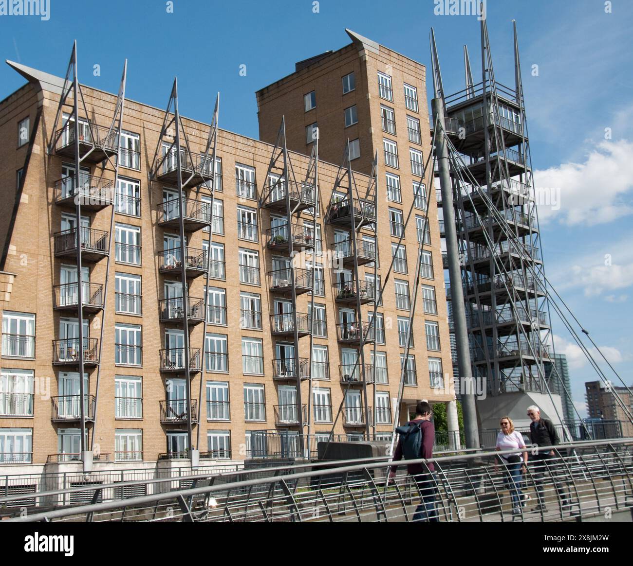 Bloc d'appartements surplombant Limehouse Cut et Limehouse Marina, Limehouse, Tower Hamlets, Londres, Royaume-Uni - appartements de luxe, docklands, pont sur Limehouse C. Banque D'Images