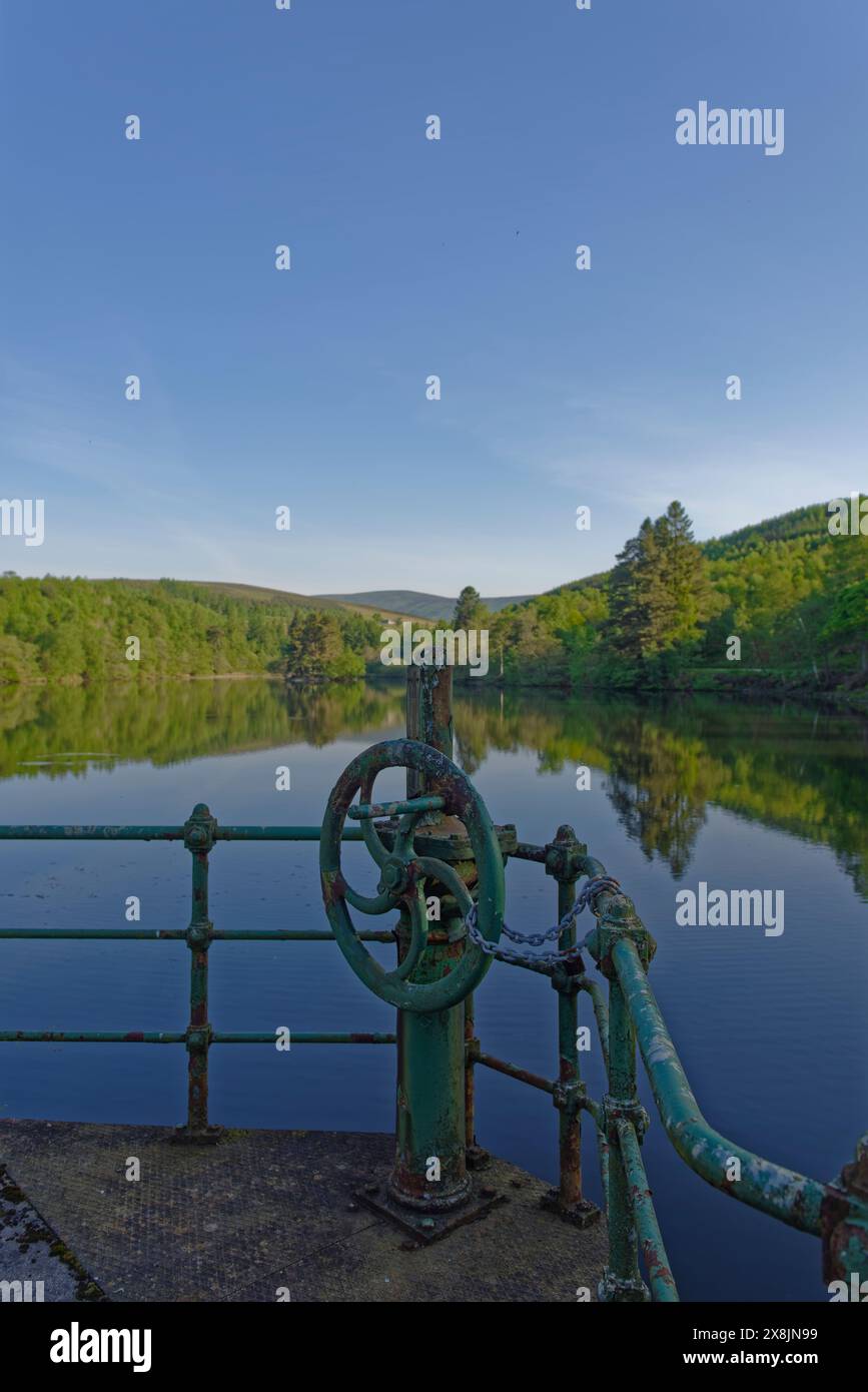 L'une des vannes est enchaînée au sommet du réservoir Glen Ogil qui contrôle l'eau qui coule dans l'entonnoir d'écluse latérale. Banque D'Images