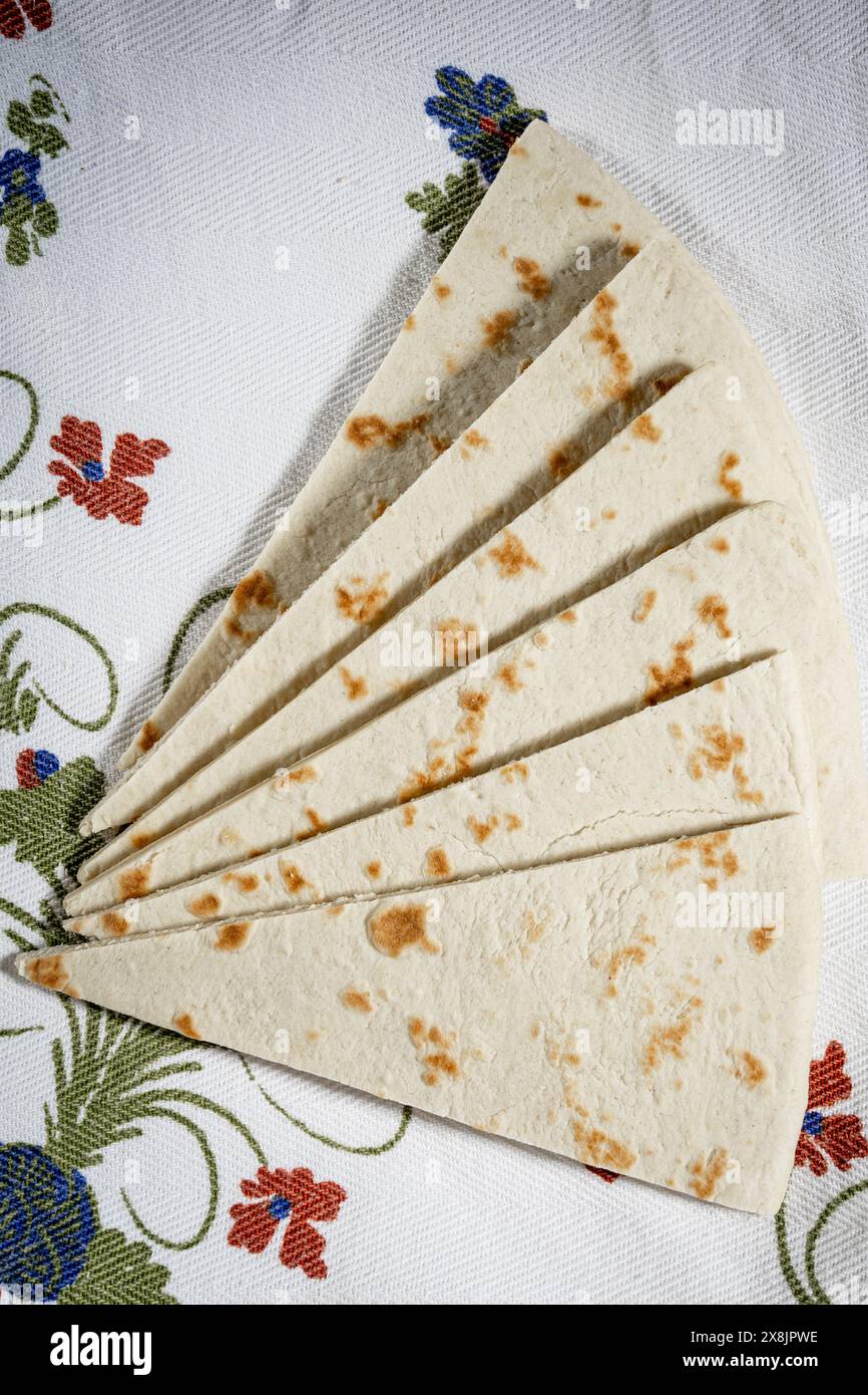 Piadina, un pain plat typique d'emilie romagne. Banque D'Images