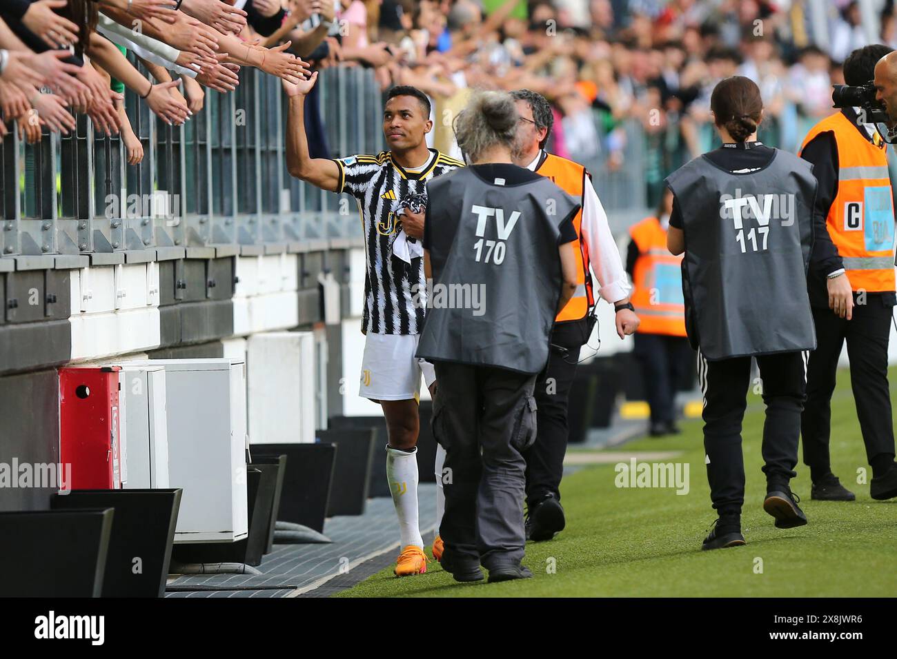 Alex Sandro du Juventus FC salue les fans à la fin de son dernier match avec le maillot Bianconeri lors du match entre le Juventus FC et AC Monza on Banque D'Images