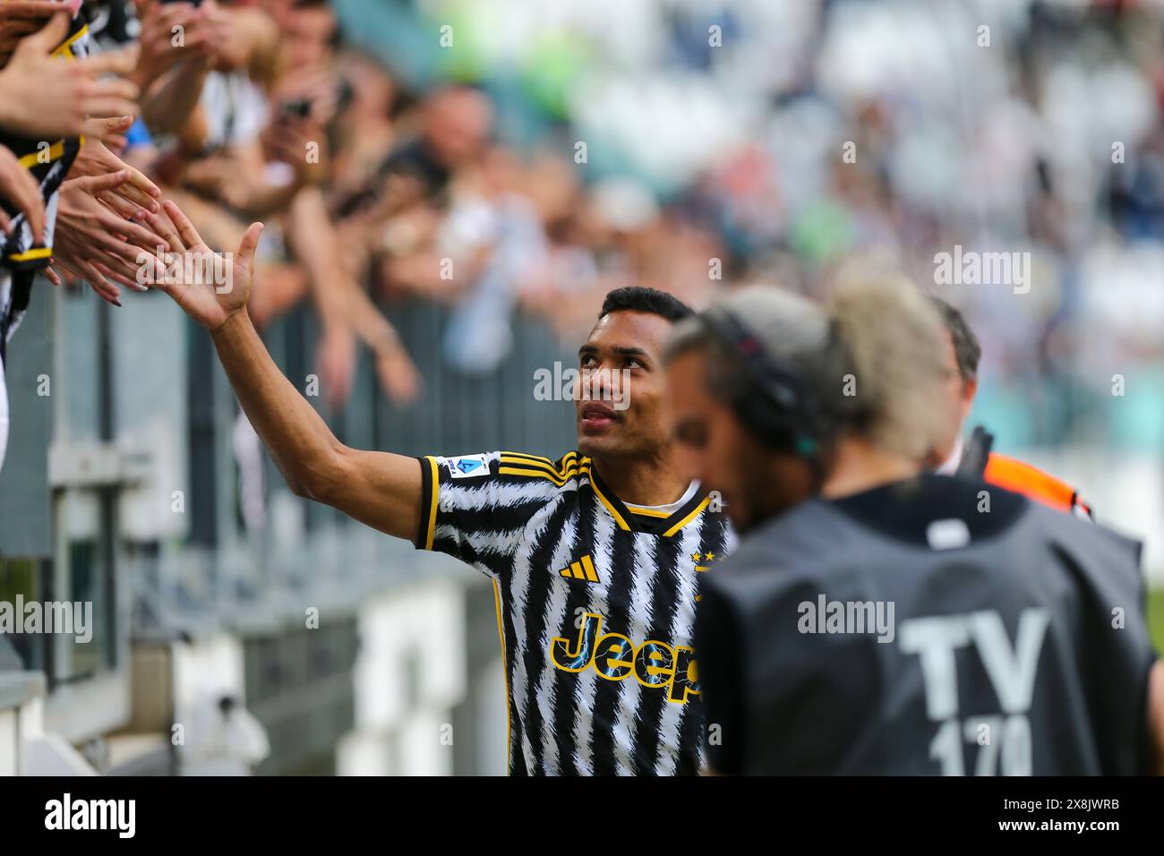 Alex Sandro du Juventus FC salue les fans à la fin de son dernier match avec le maillot Bianconeri lors du match entre le Juventus FC et AC Monza on Banque D'Images