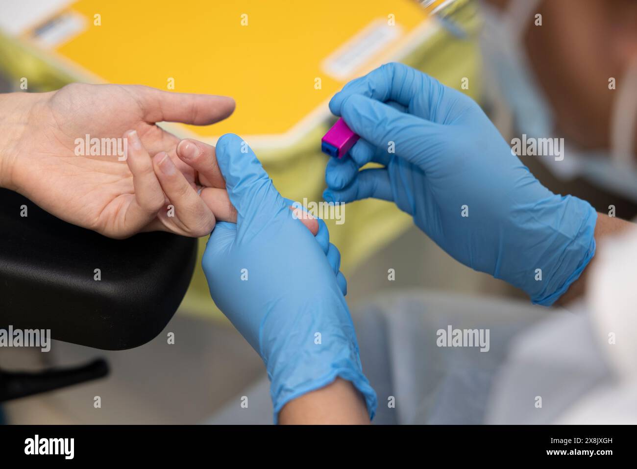 Une jeune femme participe à l'initiative « Our future Health » à Boots à Covent Garden, pour aider les médecins à découvrir de nouvelles façons de détecter et de traiter les maladies. Banque D'Images