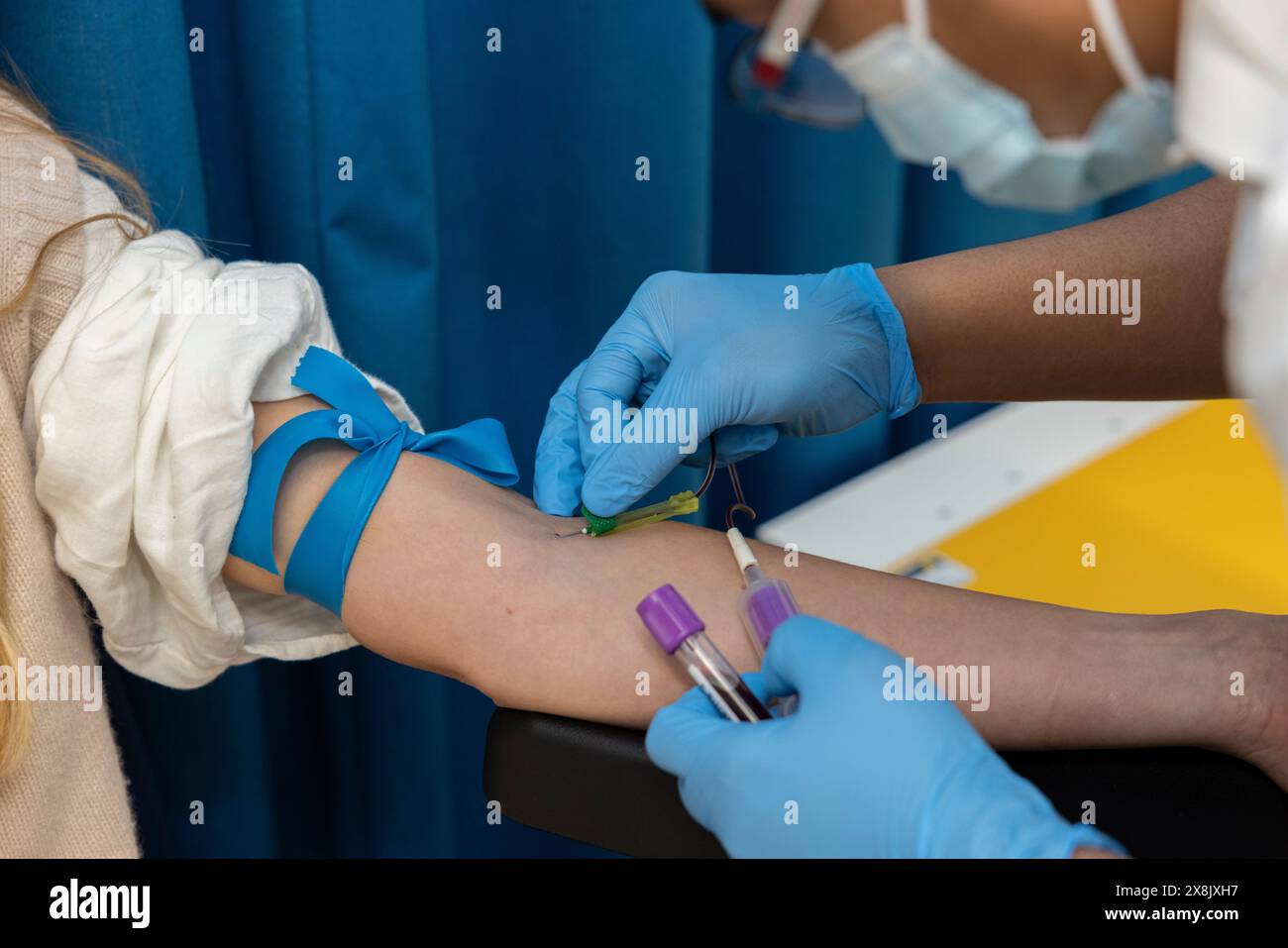 Une jeune femme participe à l'initiative « Our future Health » à Boots à Covent Garden, pour aider les médecins à découvrir de nouvelles façons de détecter et de traiter les maladies. Banque D'Images