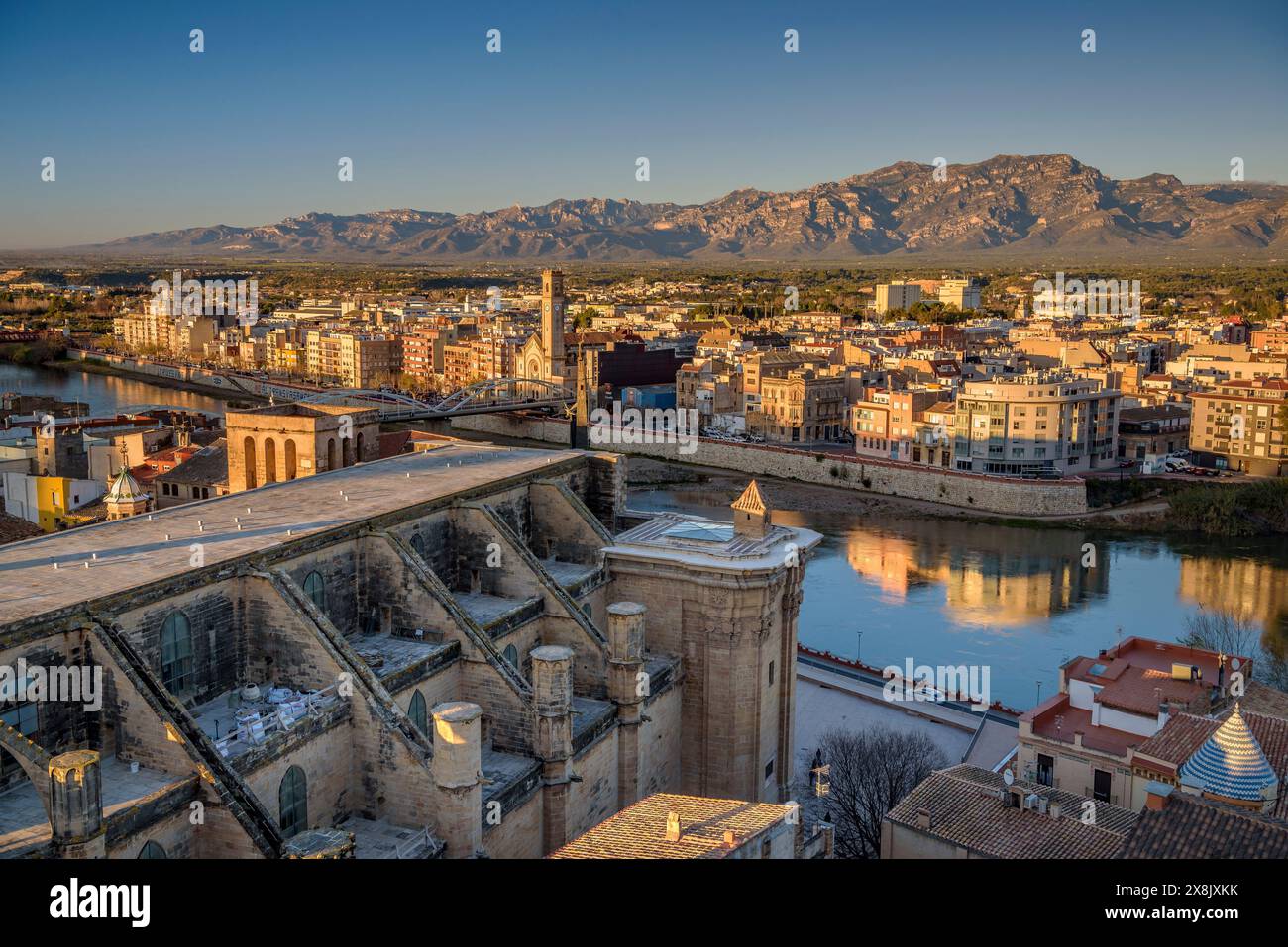 Tortosa au lever du soleil, vu du château de Suda. Au premier plan la cathédrale et la rivière Ebre. En arrière-plan, les ports (Tarragone, Espagne) Banque D'Images