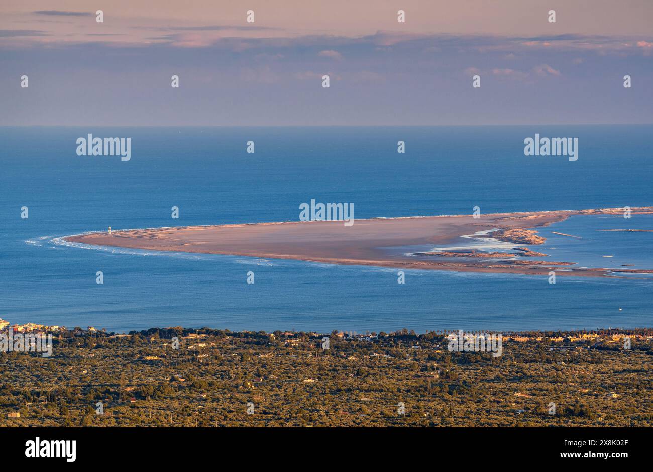 La baie et la pointe de Fangar vues du parc éolien Baix Ebre au coucher du soleil (Tarragone, Catalogne, Espagne) ESP : la Punta y Bahía del Fangar (Delta del Ebro) Banque D'Images