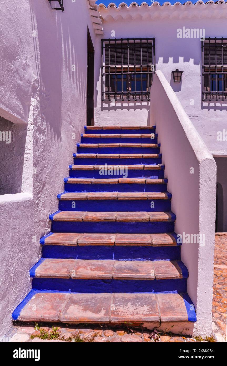 Escalier traditionnel de couleur bleue à Campo de Criptana, la ville des moulins à vent traditionnels Banque D'Images