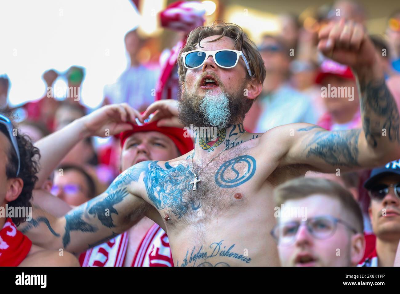 Fredrikstad, Norvège, 25 mai 2024. Un supporter de Forza Tromsø avec l'écusson du club tatoué sur sa gorge lors du match Eliteserien entre Fredrikstad et Tromsø au stade Fredrikstad. Crédit : Frode Arnesen/Alamy Live News Banque D'Images