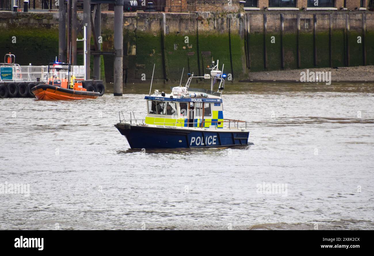 Londres, Royaume-Uni. 8 avril 2022. Bateau de police sur la Tamise. Crédit : Vuk Valcic/ Alamy Banque D'Images