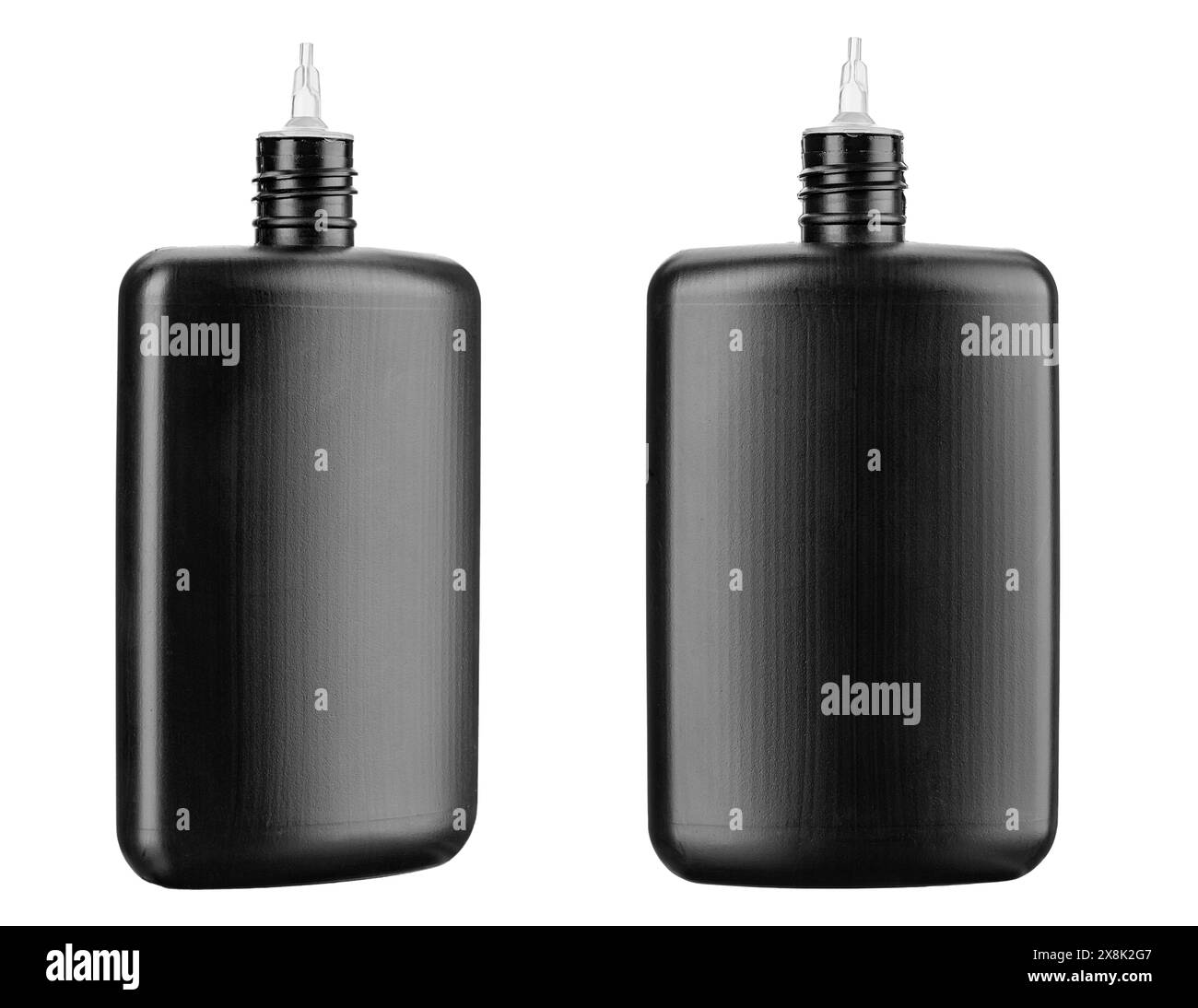 Bouteille en plastique d'huile lubrifiante universelle isolée sur fond blanc. Le fichier contient un chemin d'écrêtage. Banque D'Images