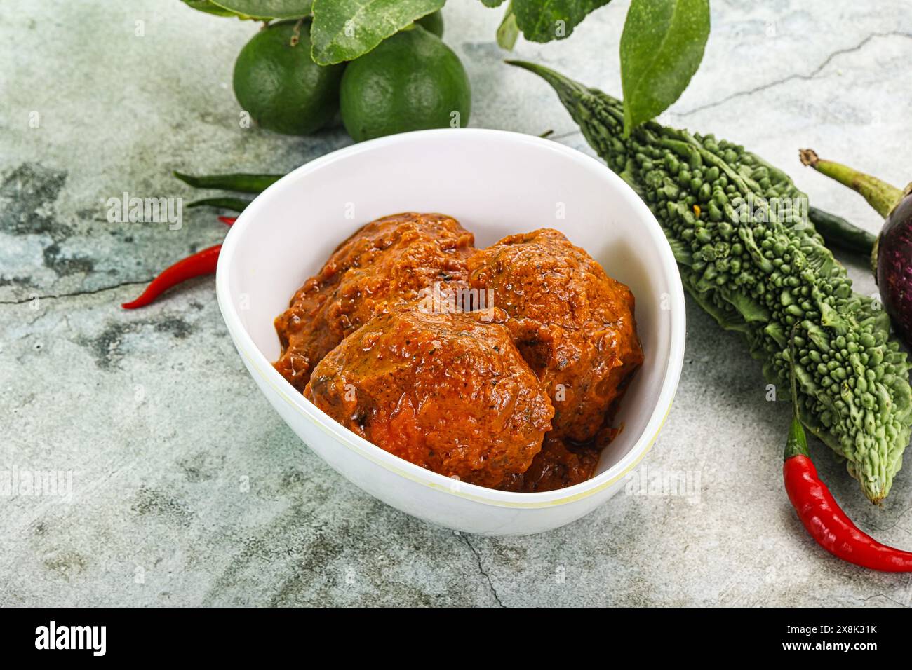 Kashmiri aloo dum - fromage farci de pommes de terre et sauce Banque D'Images