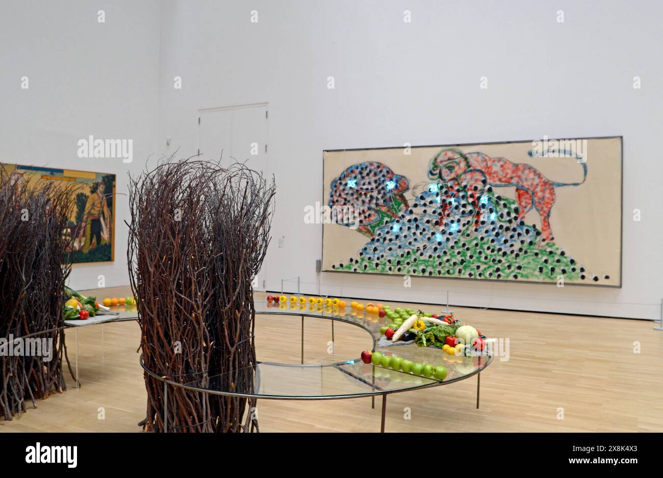 24.05.2024 Ausstellungseröffnung 30 Jahre Kunstmuseum Deutschland/ Niedersachsen/ Wolfsburg/ Kunstmuseum/ Jubiläumsausstellung Welten in Bewegung / im Vordergrund ein Ausschnitt der installation Tavolo a spirale in Tubolare di Ferro per Festino di Giornali Datati il Giorno del Festino von 1976, von Mario Merz/ Copyright VG Bild-Kunst Bonn/ ***Nutzung nur redaktionell*** *** 24 05 2024 ouverture de l'exposition 30 ans Kunstmuseum Deutschland Niedersachsen Wolfsburg Kunstmuseum exposition anniversaire Worlds in Motion in the Foreground une section de l'installation Tavolo a spirale in Tubolare di Ferr Banque D'Images