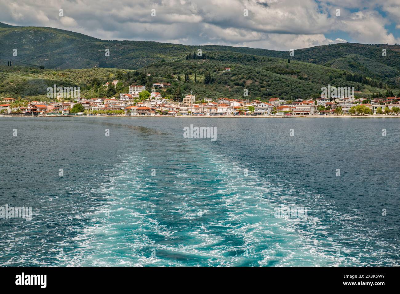 Sillage de bateau, vue de la ville de Glyfa depuis le ferry Michalakis III, traversant le golfe du Mali dans l'ouest de la mer Égée de Glyfa à Agiokambos sur l'île d'Evia, en Grèce Banque D'Images