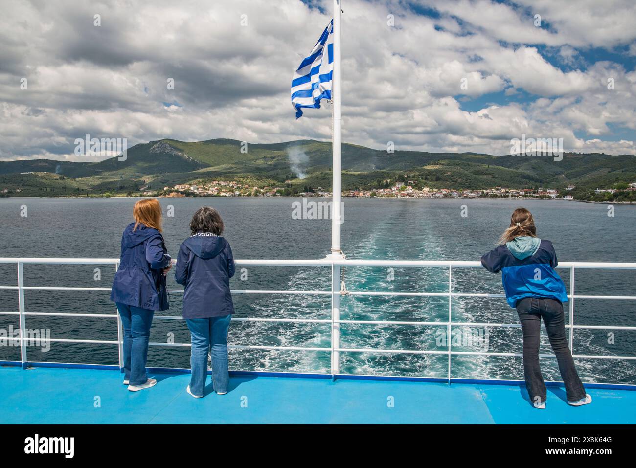 Passagers à la poupe du ferry Michalakis III, traversant le golfe du Mali dans l'ouest de la mer Égée de Glyfa à Agiokambos sur l'île d'Evia, Grèce centrale Banque D'Images