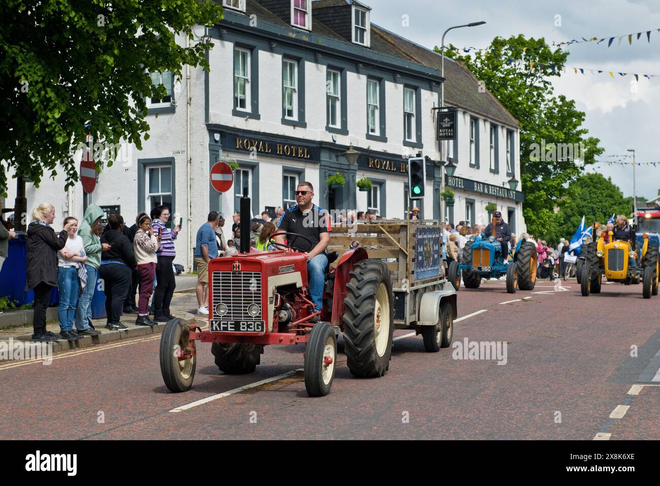 Tracteurs vintage. Penicuik sur Parade. High Street, Penicuik, Midlothian, Écosse Banque D'Images