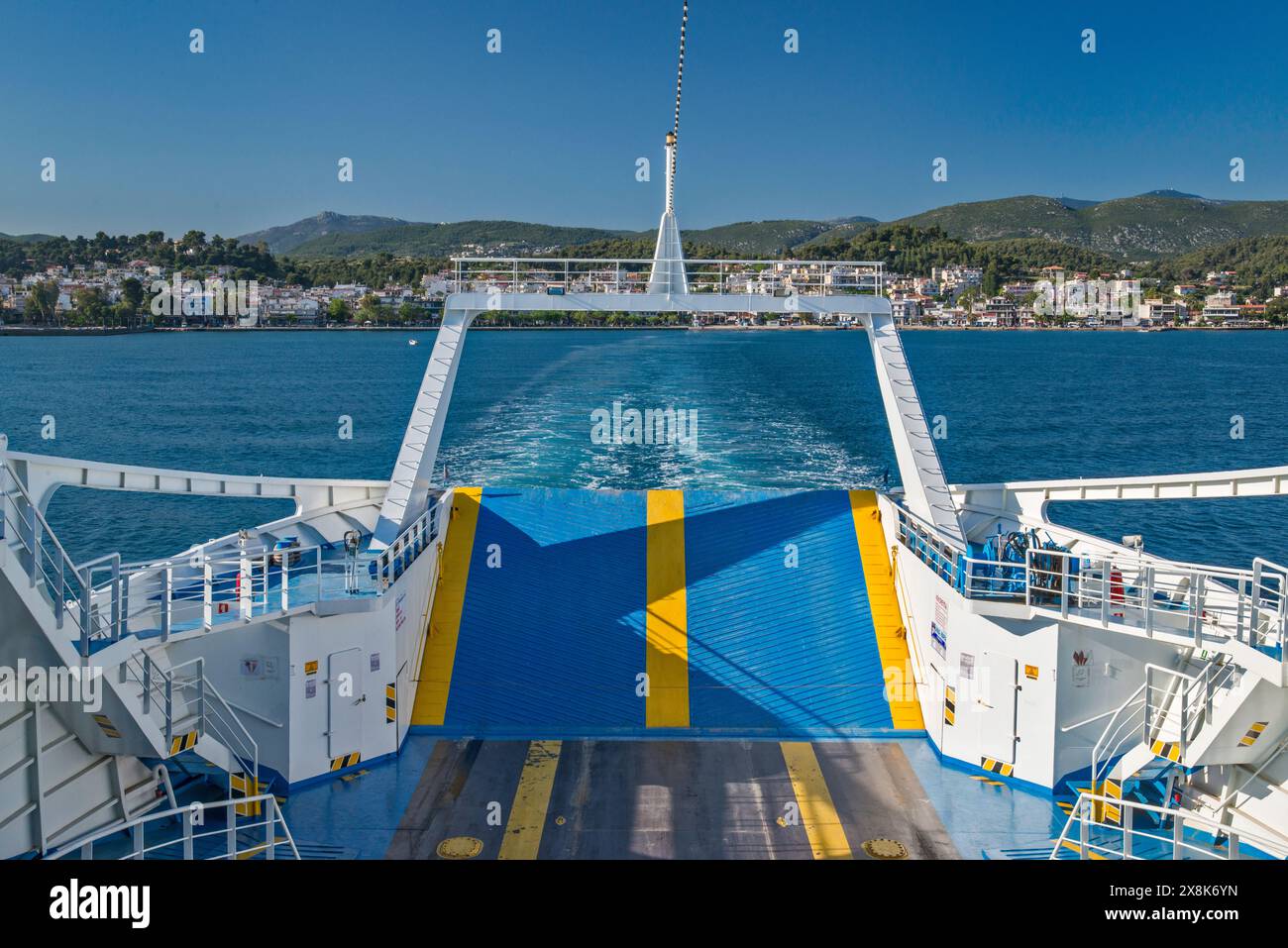 Rampe d'accès à Anna Maria double End ferry, traversant le sud du golfe Euboéen dans l'ouest de la mer Égée d'Oropos à Eretria sur l'île d'Evia, en Grèce Banque D'Images