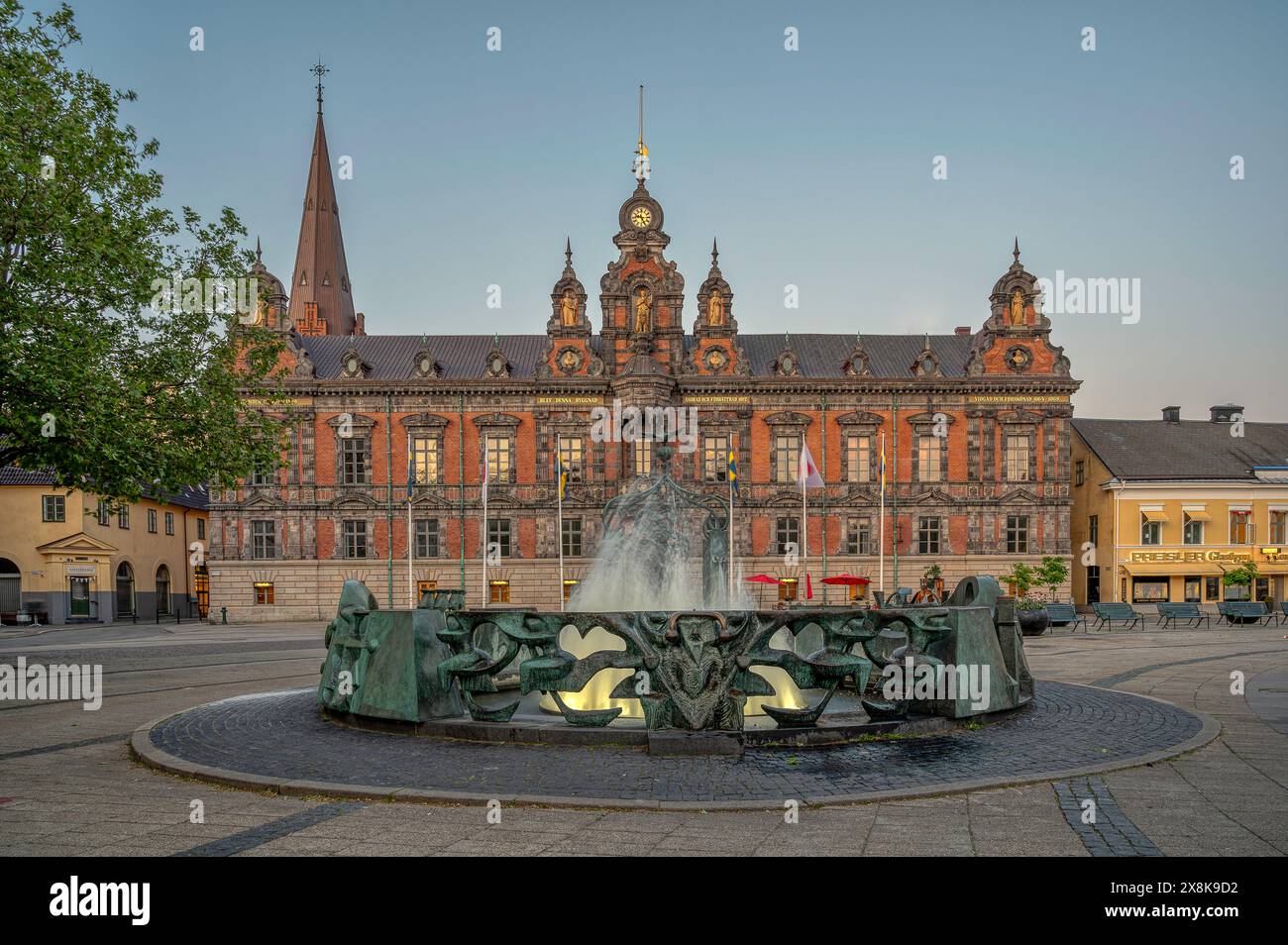 Hôtel de ville historique à Malmö et fontaine illuminée à l'heure du crépuscule, Malmo, Suède, 26 mai 2024 Banque D'Images