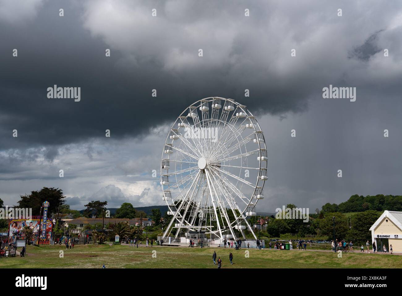 Dawlish Warren, Devon, Royaume-Uni. 26 mai 2024. Météo britannique. Jour férié dimanche a eu un mélange de soleil et de fortes averses de tonnerre pour les visiteurs du bord de mer à Dawlish warren aujourd'hui. Crédit Simon Maycock / Alamy Live News. Banque D'Images