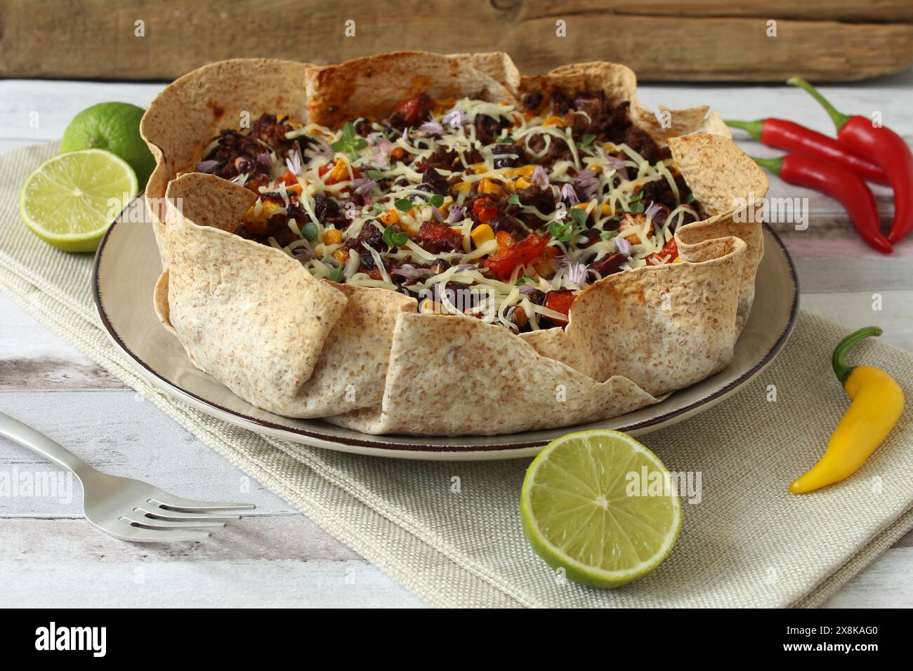 Chili con Carne dans le bol de tortilla de blé entier Banque D'Images