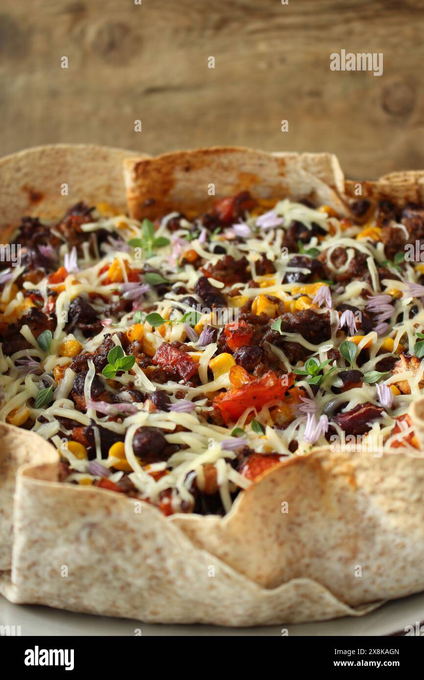 Chili con Carne dans le bol de tortilla de blé entier Banque D'Images