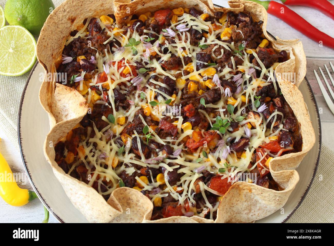 Chili con Carne dans le bol de tortilla de blé entier Banque D'Images