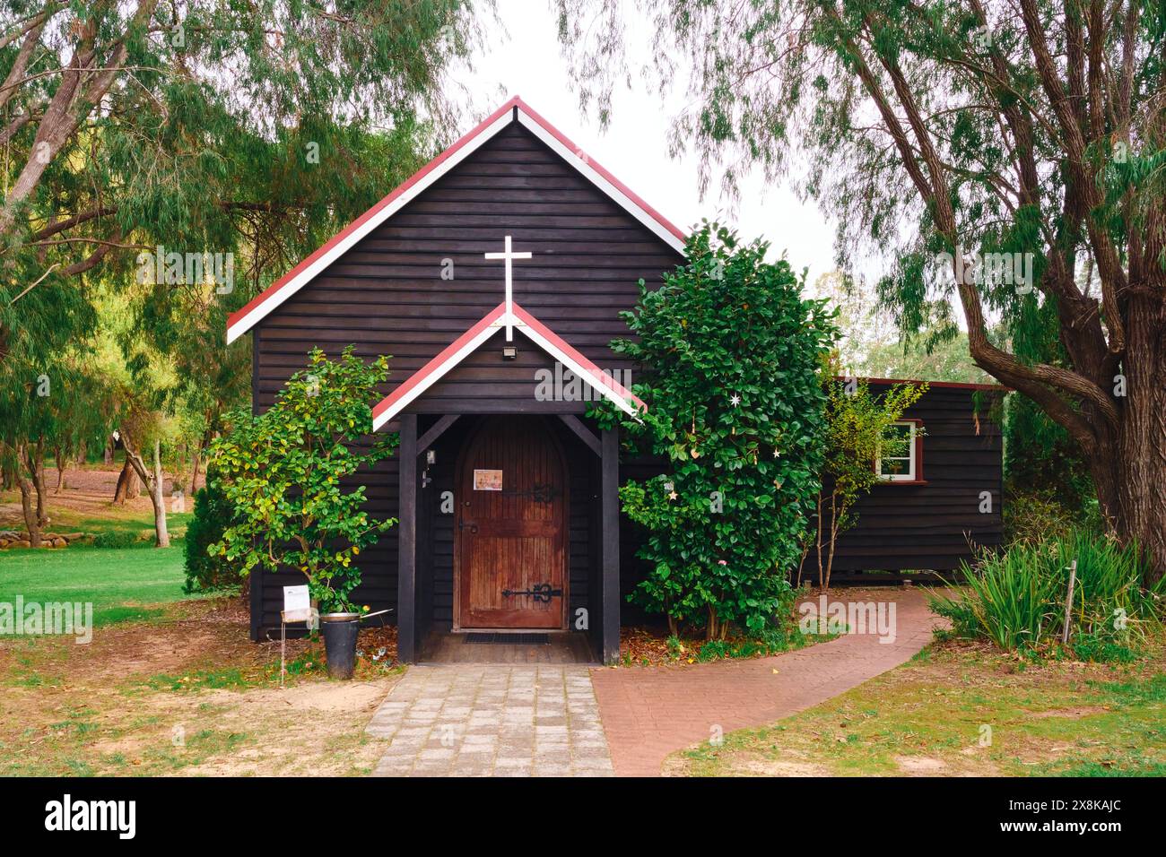 Église anglicane St Mary's, construite à partir de 1929 dans le cadre du Group Settlement Scheme dans la ville rurale de Cowaramup, en Australie occidentale. Banque D'Images