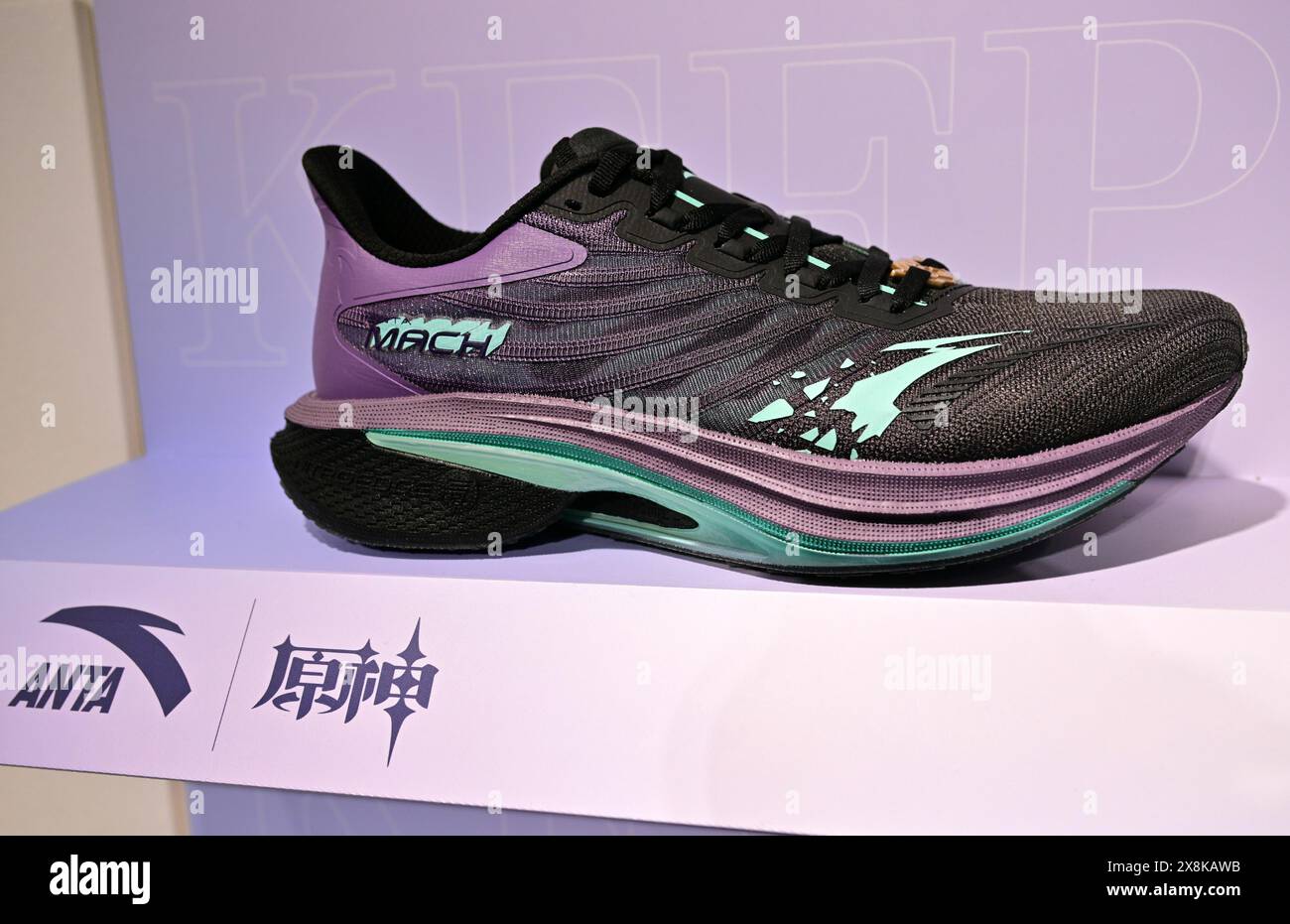 SHANGHAI, CHINE - 26 MAI 2024 - Une chaussure de sport fabriquée par le jeu Genshin impact et la marque de sport Anta est vue à Shanghai, Chine, le 26 mai 2024. Banque D'Images