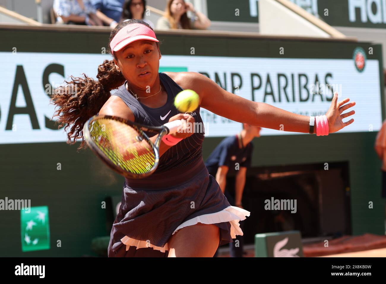 Thierry Larret/Maxppp. Tennis. Roland Garros 2024. International de France de tennis. Stade Roland Garros, Paris (75). Le 26 mai 2024. Cour Philippe Chatrier : Lucia BRONZETTI (ITA) vs Naomi OSAKA (JPN) crédit : MAXPPP/Alamy Live News Banque D'Images