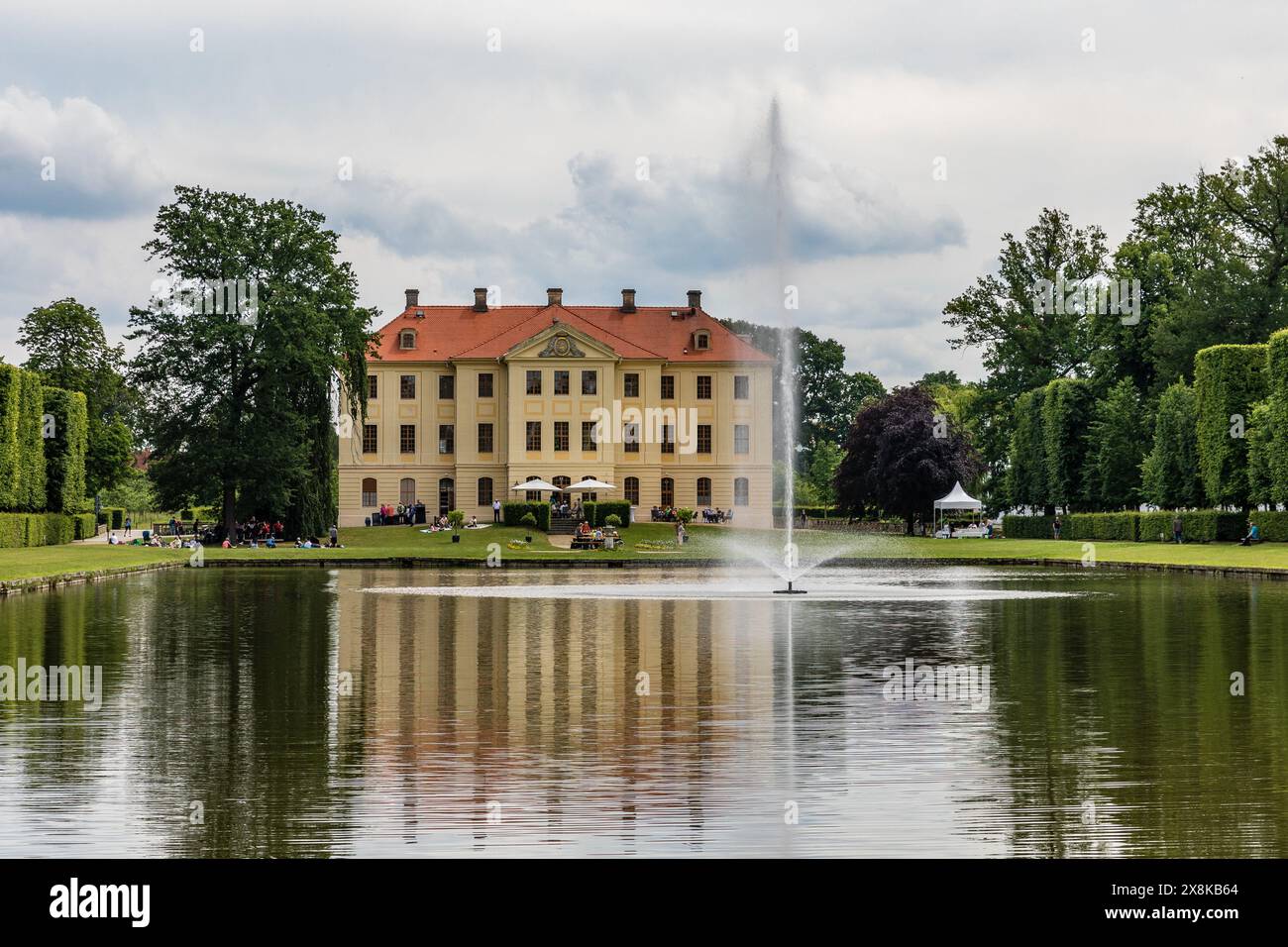 26 mai 2024, Saxe, Großenhain : le palais baroque se reflète dans l'étang miroir du jardin baroque lors de la Journée des jardins et des parcs dans la région de Dresde. Pour la 15ème fois, les parcs et jardins de la région de Dresde se présentent aujourd'hui. Photo : Frank Hammerschmidt/dpa Banque D'Images