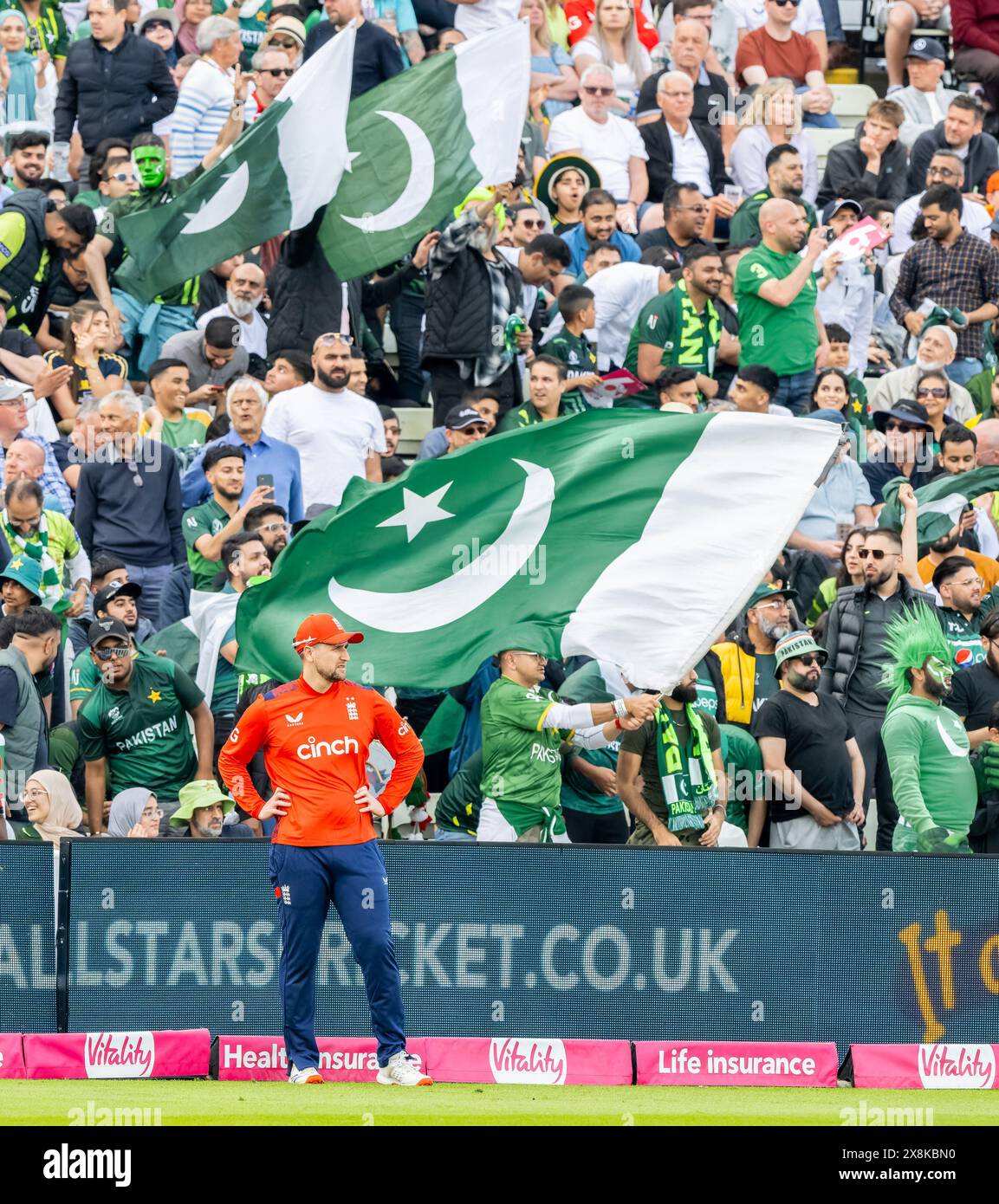 Englands Liam Livingstone fait du terrain devant des supporters pakistanais lors du deuxième Vitality T20 International entre l'Angleterre et le Pakistan Banque D'Images