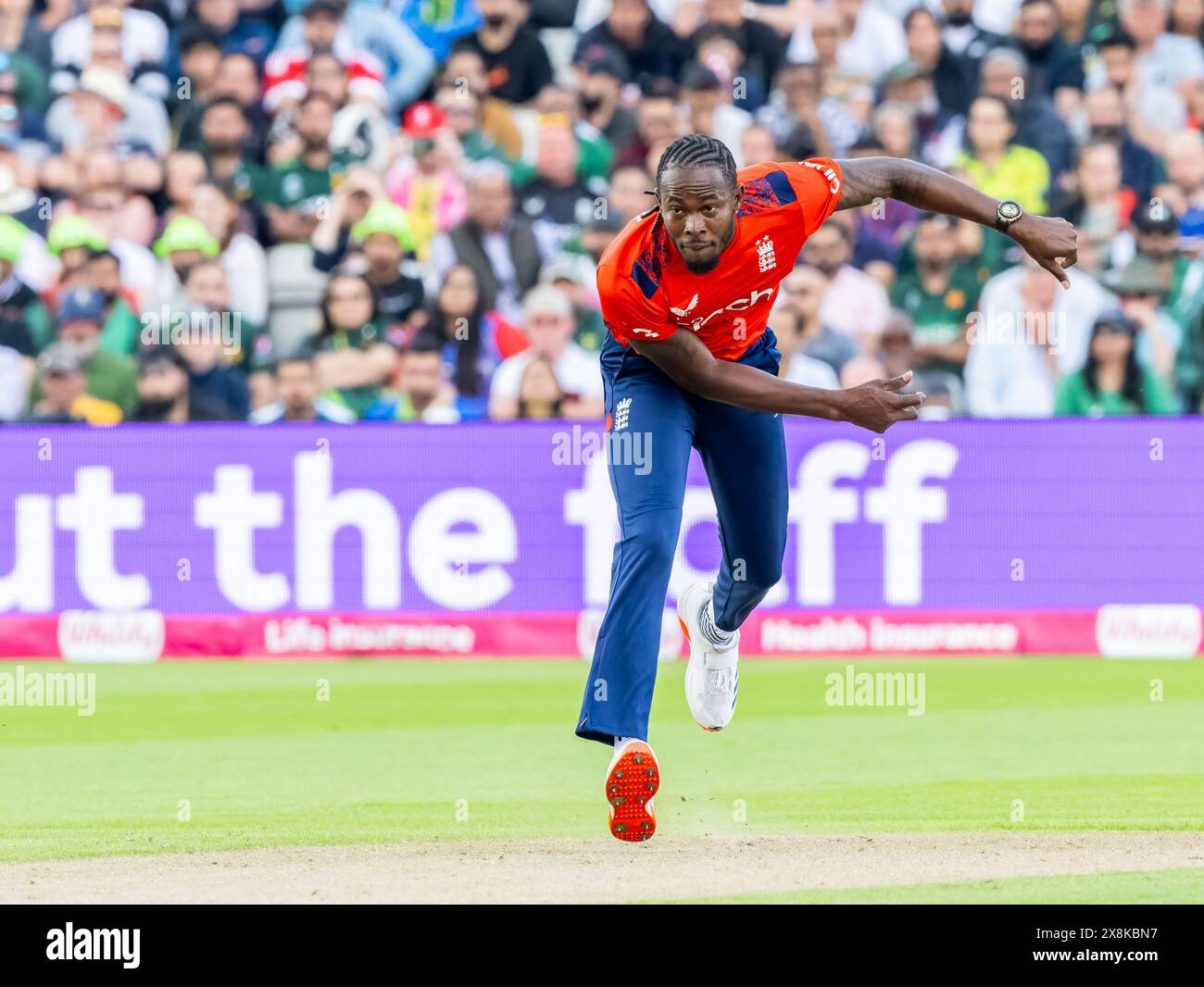 Jofra Archer bowling pour l'Angleterre dans le deuxième Vitality T20 International entre l'Angleterre et le Pakistan Banque D'Images