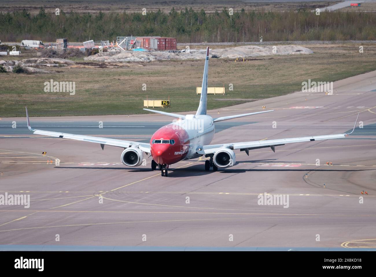 Helsinki / Finlande - 4 AVRIL 2024 : un Boeing 737, exploité par Norwegian Air Shuttle, circule à l'aéroport Helsinki-Vantaa. Banque D'Images