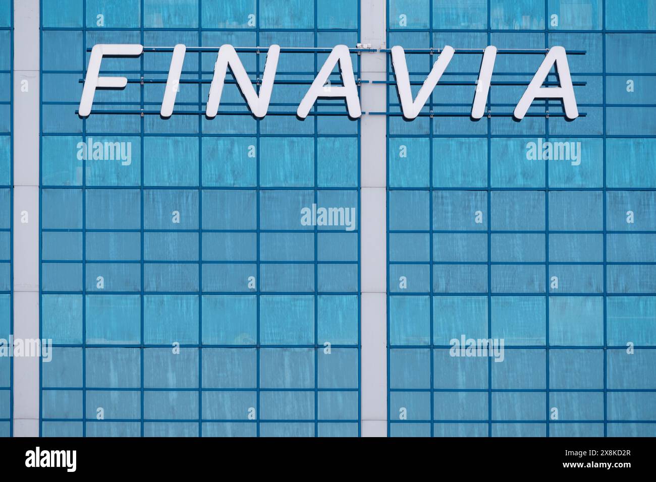 Helsinki / Finlande - 4 AVRIL 2024 : gros plan sur Finavia, anciennement l'Administration finlandaise de l'aviation civile, logo sur le mur de leur siège social Buil Banque D'Images