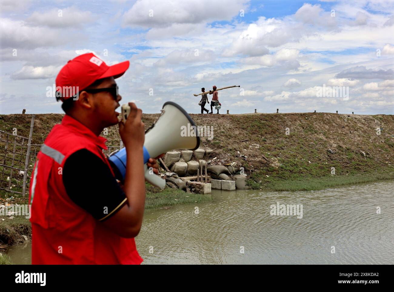 Chittagong, Halishahar, Bangladesh. 26 mai 2024. Pour éviter les dégâts causés par le cyclone Remal, les volontaires du Croissant-Rouge ont empoisonné les habitants du village de pêcheurs vulnérable de Chittagong Halisahar Sagar par au Bangladesh pour qu’ils quittent la zone. Le Département météorologique du Bangladesh a émis le signal de détresse numéro 10 (dix) aux ports maritimes de Payra et Mongla et le signal de détresse numéro 09 (neuf) aux ports maritimes de Cox's Bazar et de Chittagong. (Crédit image : © Mohammed Shajahan/ZUMA Press Wire) USAGE ÉDITORIAL SEULEMENT! Non destiné à UN USAGE commercial ! Crédit : ZUMA Press, Inc/Alamy Live News Banque D'Images