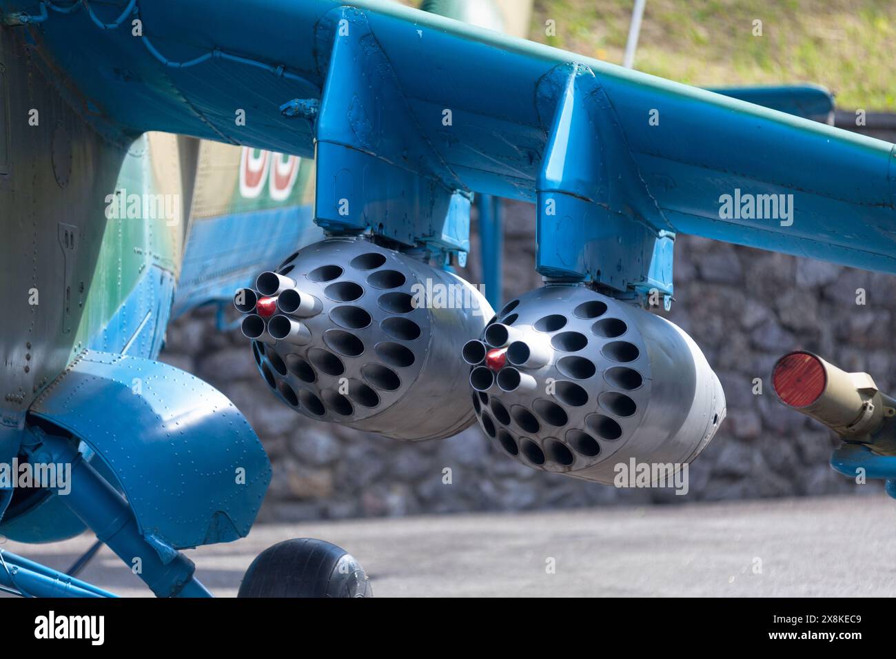 Gros plan des mitrailleuses de l'hélicoptère Mil Mi-24. Banque D'Images