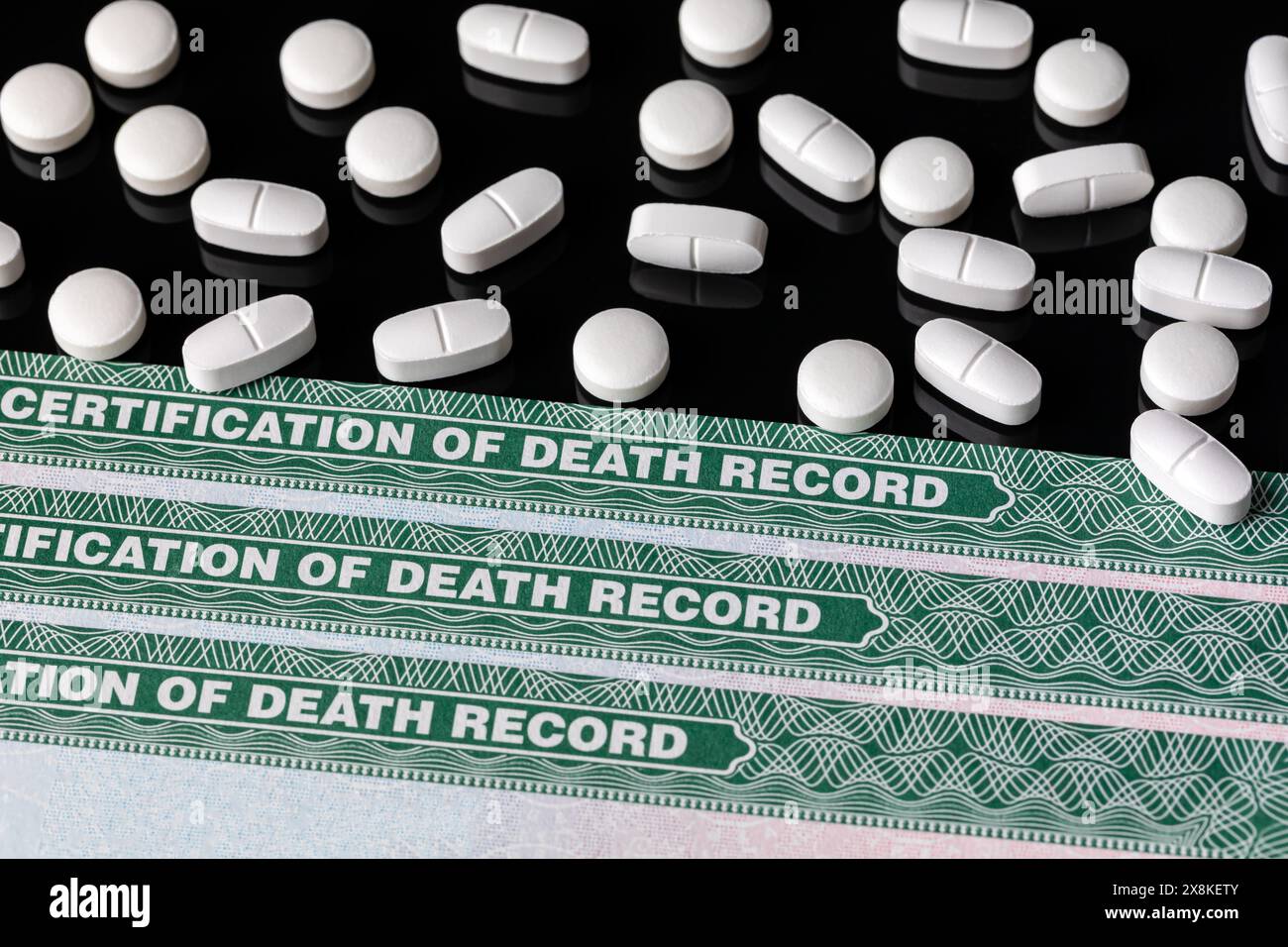 Pilules sur ordonnance avec certificat de décès. Trouble de dépendance aux analgésiques, toxicomanie, suicide et surdose d'opioïdes Banque D'Images