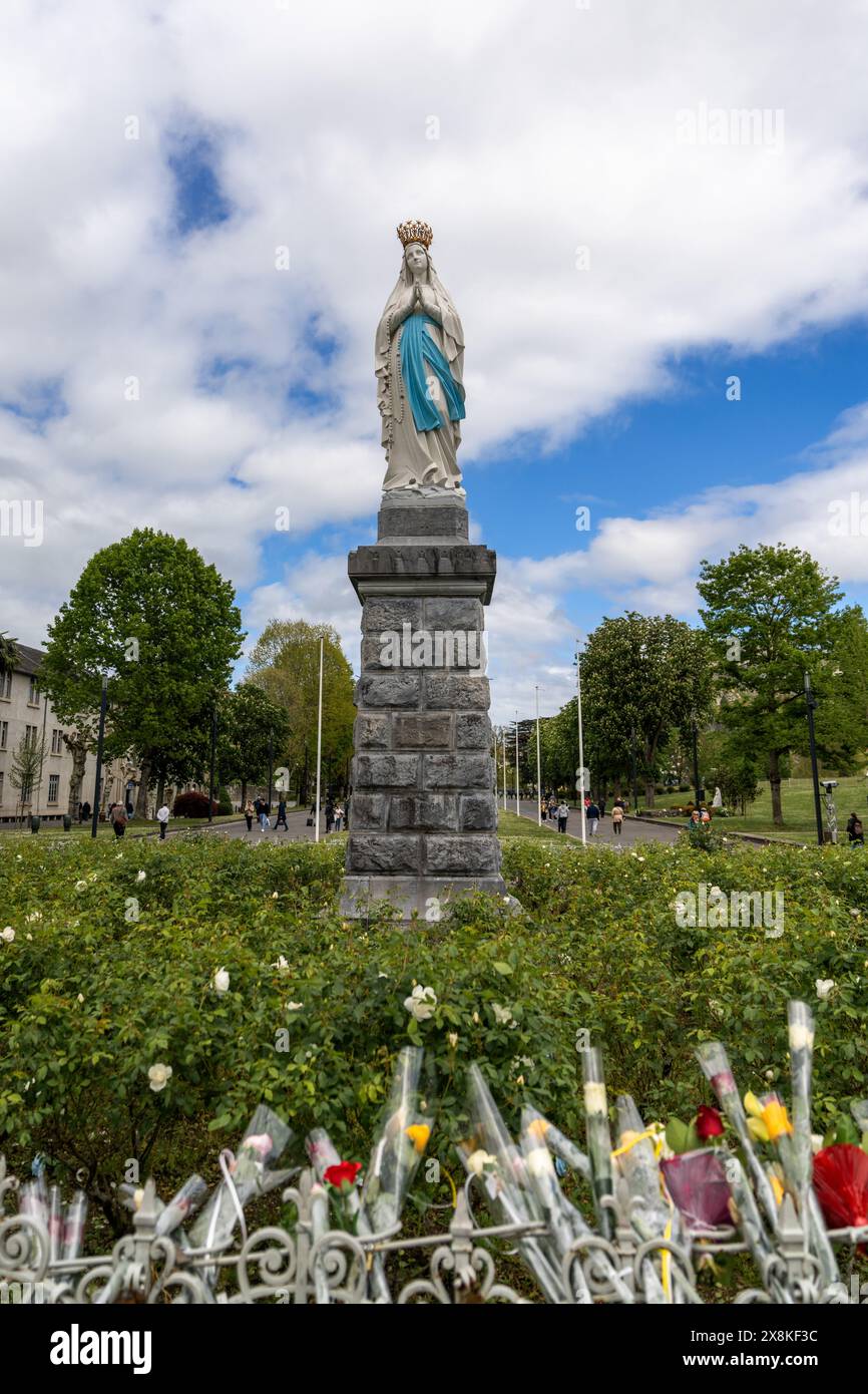 Lourdes, France - 17 avril 2024 : vue de la statue notre-Dame de Lourdes devant le sanctuaire Banque D'Images