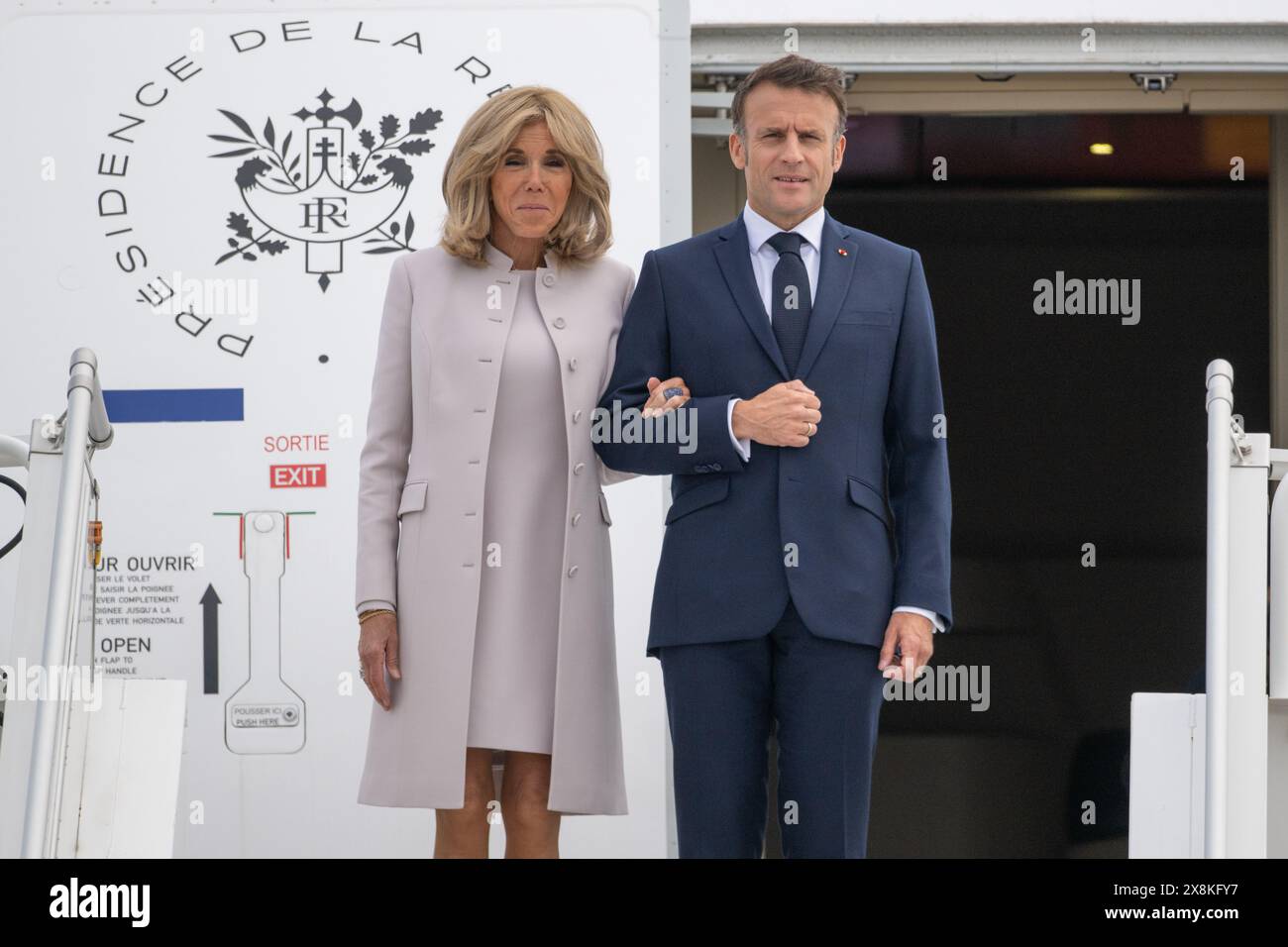 Berlin, Allemagne. 26 mai 2024. Emmanuel Macron, Président de la République française, et son épouse Brigitte Macron arrivent à la section militaire de l’aéroport de Ber. Le président français Macron et son épouse effectuent une visite d'État de trois jours en Allemagne à l'invitation du président fédéral Steinmeier. Crédit : Christophe Gateau/dpa/Alamy Live News Banque D'Images