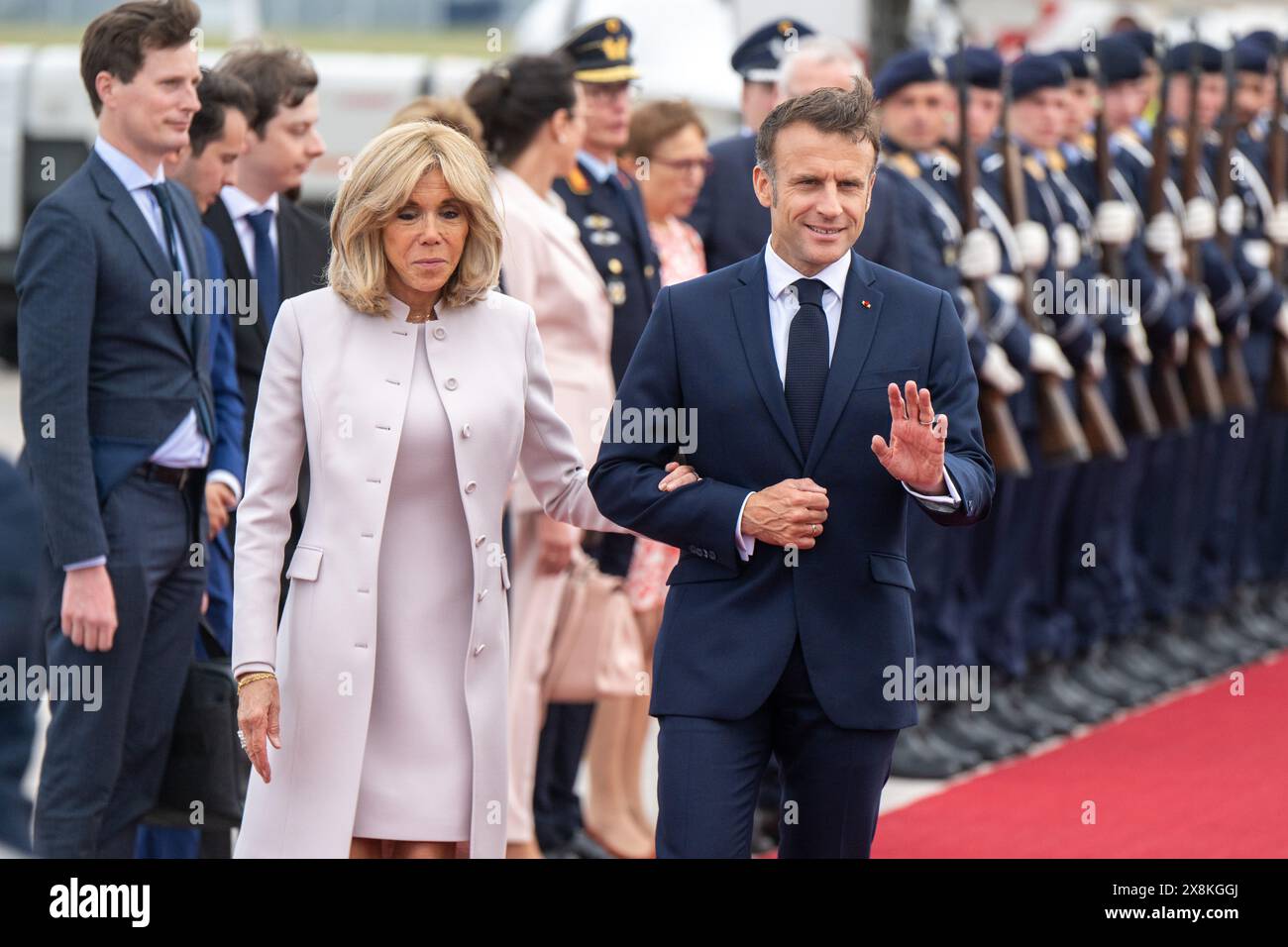 Berlin, Allemagne. 26 mai 2024. Emmanuel Macron, Président de la République française, et son épouse Brigitte Macron arrivent à la section militaire de l’aéroport de Ber. Le président français Macron et son épouse effectuent une visite d'État de trois jours en Allemagne à l'invitation du président fédéral Steinmeier. Crédit : Christophe Gateau/dpa/Alamy Live News Banque D'Images