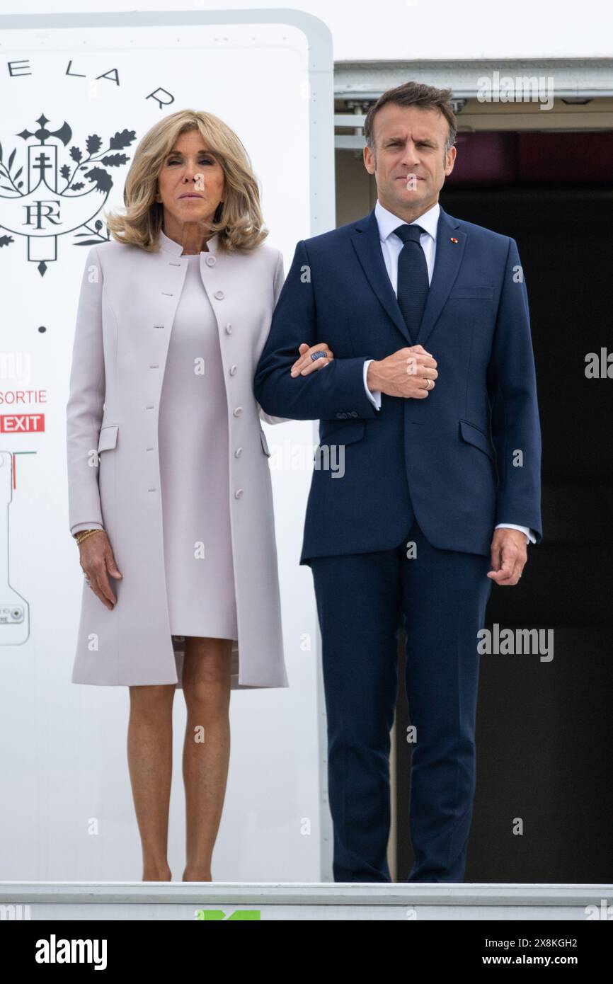 Berlin, Allemagne. 26 mai 2024. Emmanuel Macron, Président de la République française, et son épouse Brigitte Macron arrivent à la section militaire de l’aéroport de Ber. Le président français Macron et son épouse effectuent une visite d'État de trois jours en Allemagne à l'invitation du président fédéral Steinmeier. Crédit : Christophe Gateau/dpa/Alamy Live News Banque D'Images