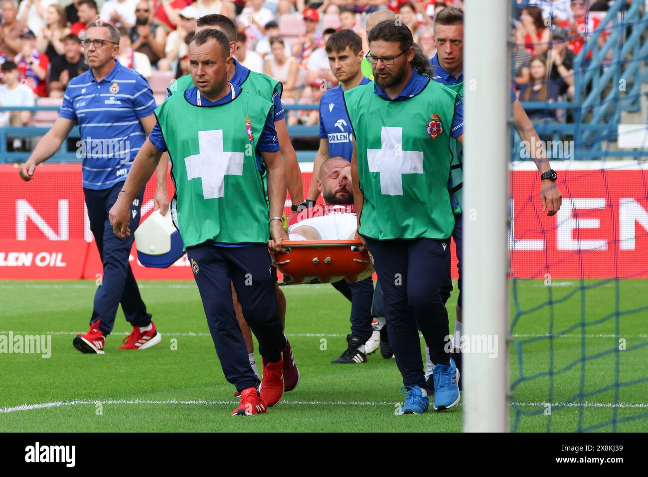 05.26.2024 Cracovie Pologne, Football Fortuna 1 Liga (1ère Ligue polonaise), Sezon (saison) 2023/2024, Wisla Cracovie - Bruk-Bet Termalica Nieciecza op : David Junca blessé, brancards Banque D'Images