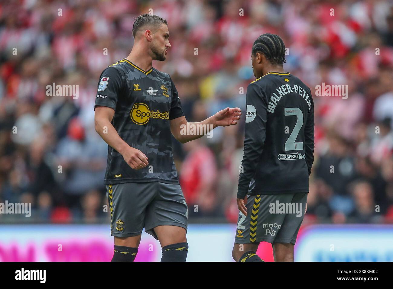 Taylor Harwood-Bellis de Southampton parle à Kyle Walker-Peters de Southampton lors du match final du Sky Bet Championship Leeds United vs Southampton au stade de Wembley, Londres, Royaume-Uni, 26 mai 2024 (photo de Gareth Evans/News images) Banque D'Images